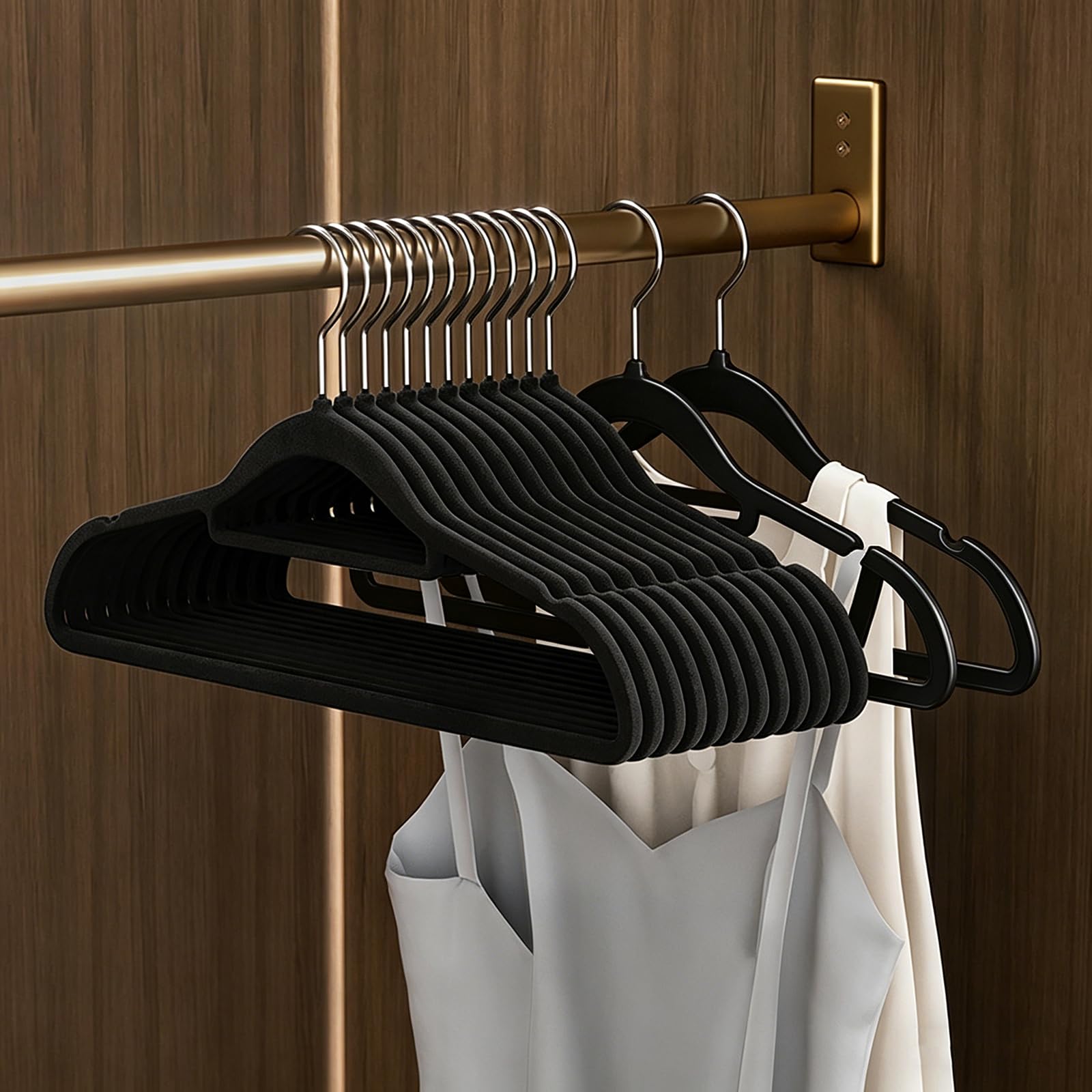 Kleiderbügel Klassisches Leicht Multifunktionell, Robuste & rutschfeste Samt-Kleiderbügel, Premium Platzsparende Beflockte Bügel mit Kerben, für Hosen, Röcke, Kleider, Tanktops