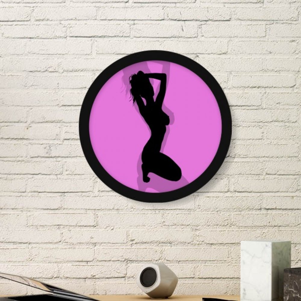 Peinture art femme agenouillée cadre photo ronde bois noir décoration maison
