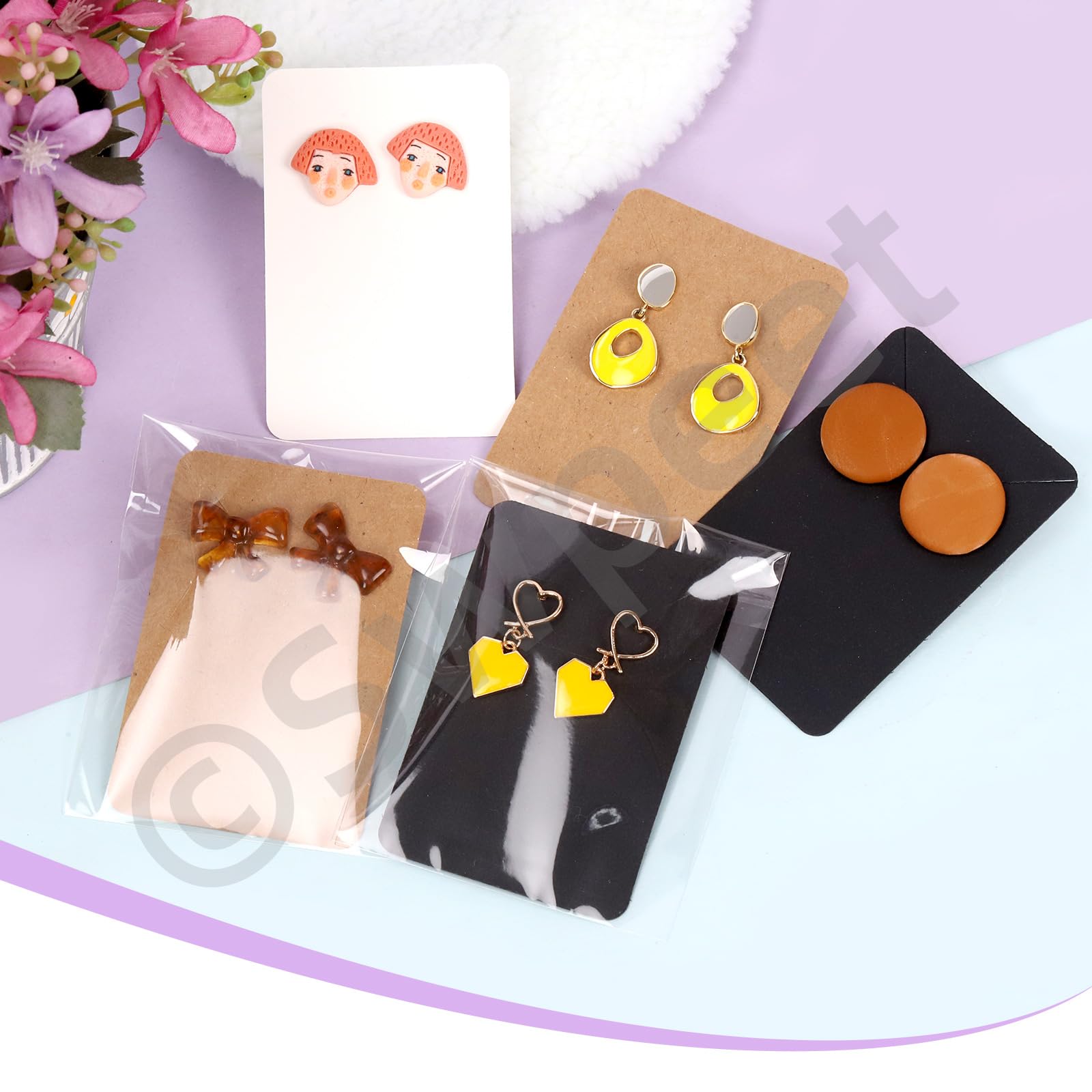 Swpeet 550 stuks 3 kleuren oorbel display kaarten assortiment kit, 3,5 x 2,4 vierkant kraftpapier wit zwart oorbel houder kaarten met oorbel ruggen en zelfzegel zakken voor oorbellen ketting sieraden