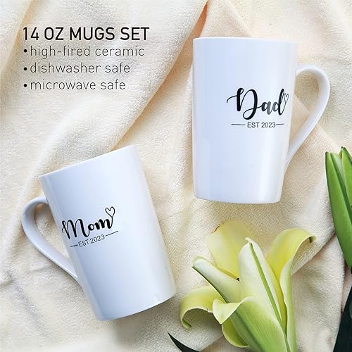 Regalos de embarazo para madres primerizas – Mamá y papá Est 2023 Juego de tazas de 14 onzas con mameluco y calcetines para bebé – Los mejores