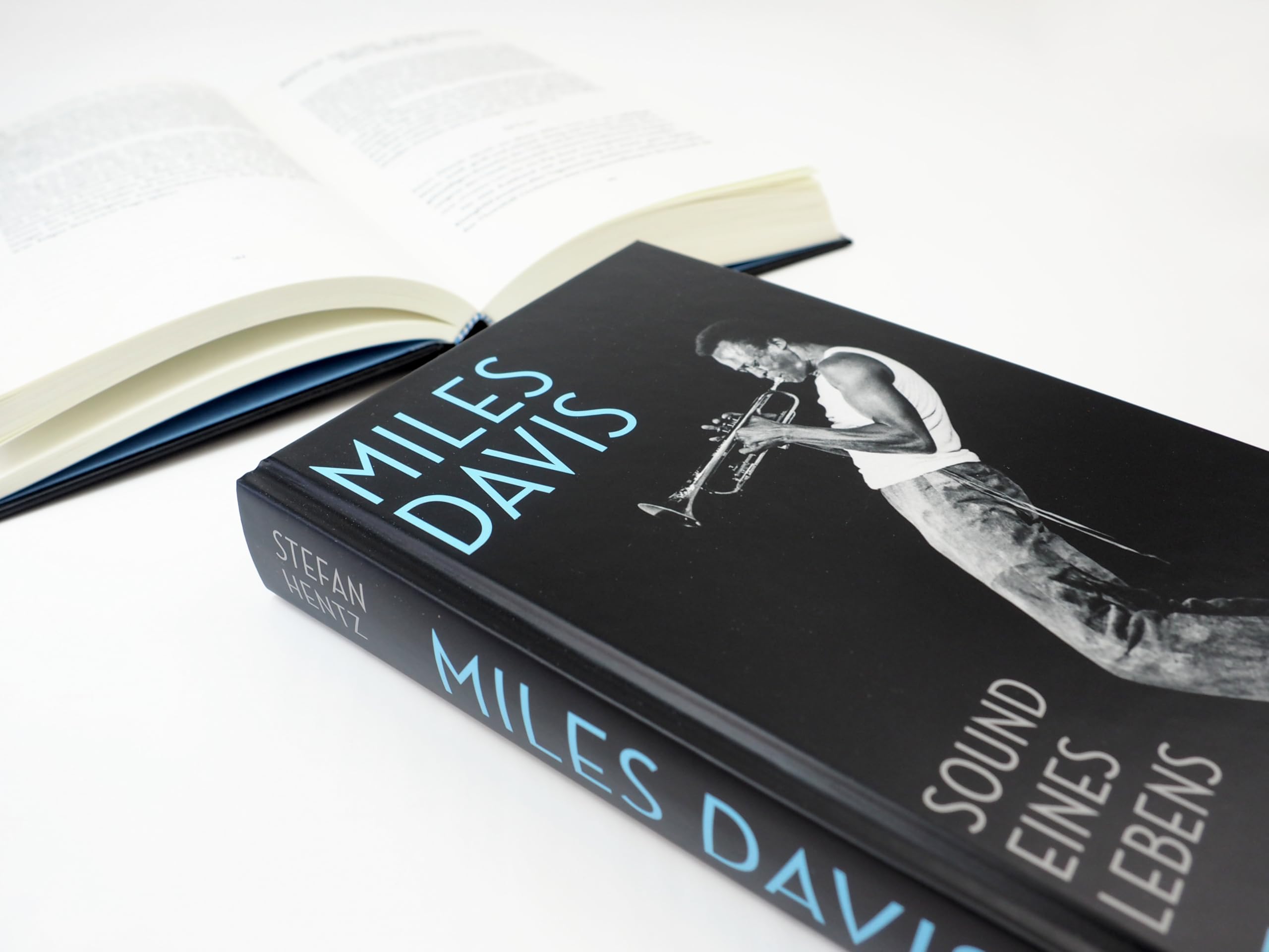 Miles Davis. Sound eines Lebens: Leben und Werk der Jazzlegende – Mit Fotos aus der berühmten Fotoserie »A Day in the Life of Miles Davis« von Glen Craig