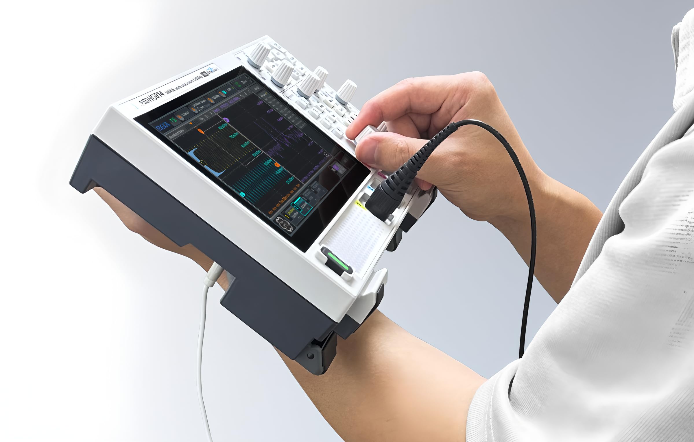 Oscilloscopio a 4 canali con larghezza di banda 70 MHz, frequenza di campionamento 1.25 GSa/s, convertitore A/D a 12 bit, profondità di memoria 25 Mpts e display touch da 17 (DHO804)