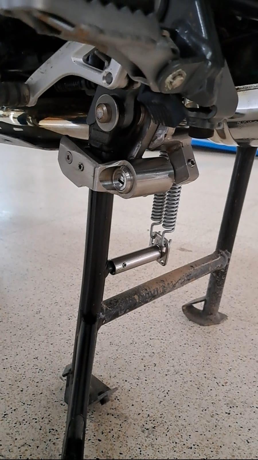 BLOCK BRAKE - ANTIFURTO MECCANICO BLOCCA CAVALLETTO CENTRALE PER MOTO BMW R 1200-1250 GS E VERSIONE ADVENTURE IN ACCIAIO INOX E CHIAVE CODIFICATA.