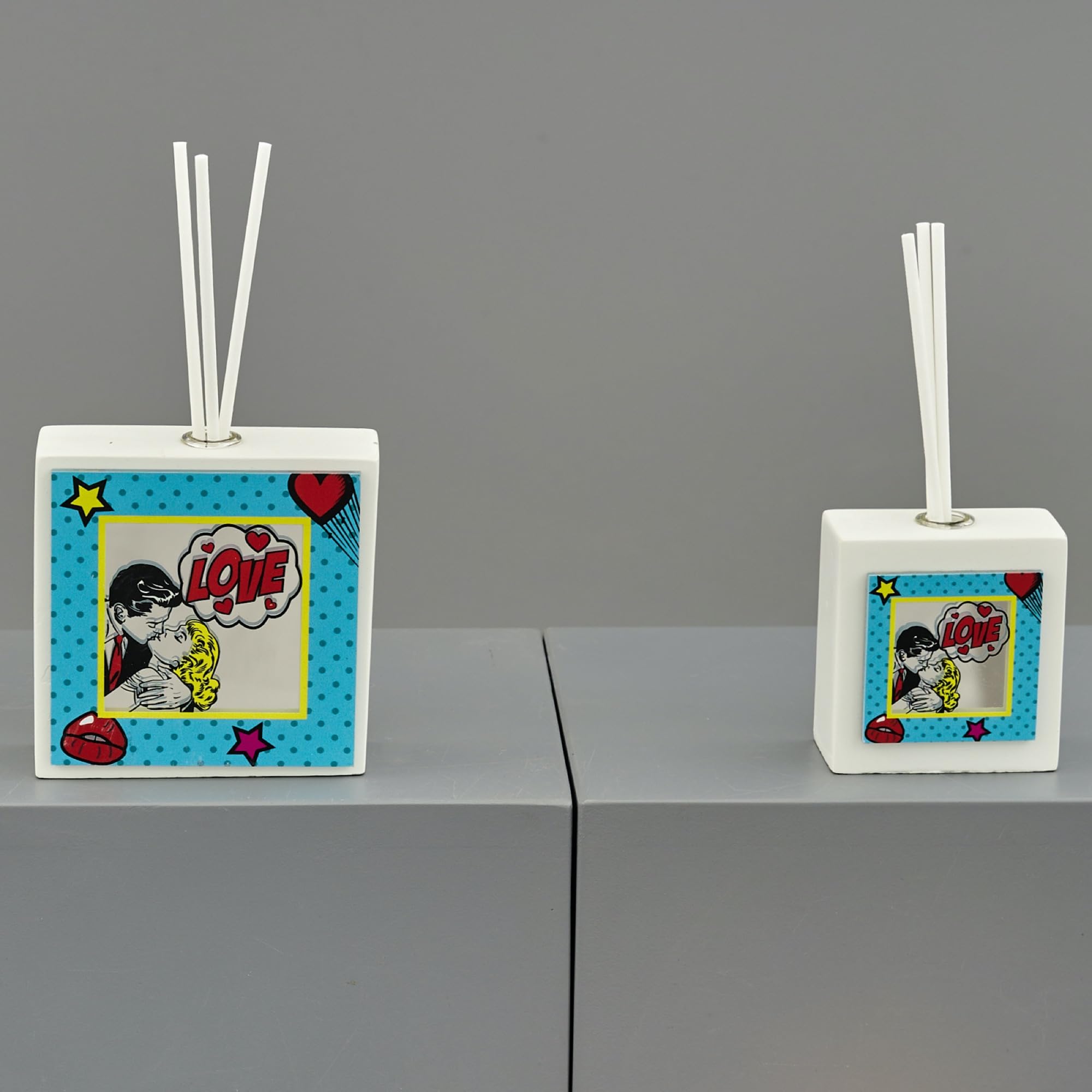 Doni Bomboniere Matrimonio 6PZ Profumatore Ambiente Pop Art con Partecipazioni Utili 50 Anniversario Eleganti Nozze Particolari Ragazzi Che Si Baciano Scritta Love Idee Regalo Complete Originali