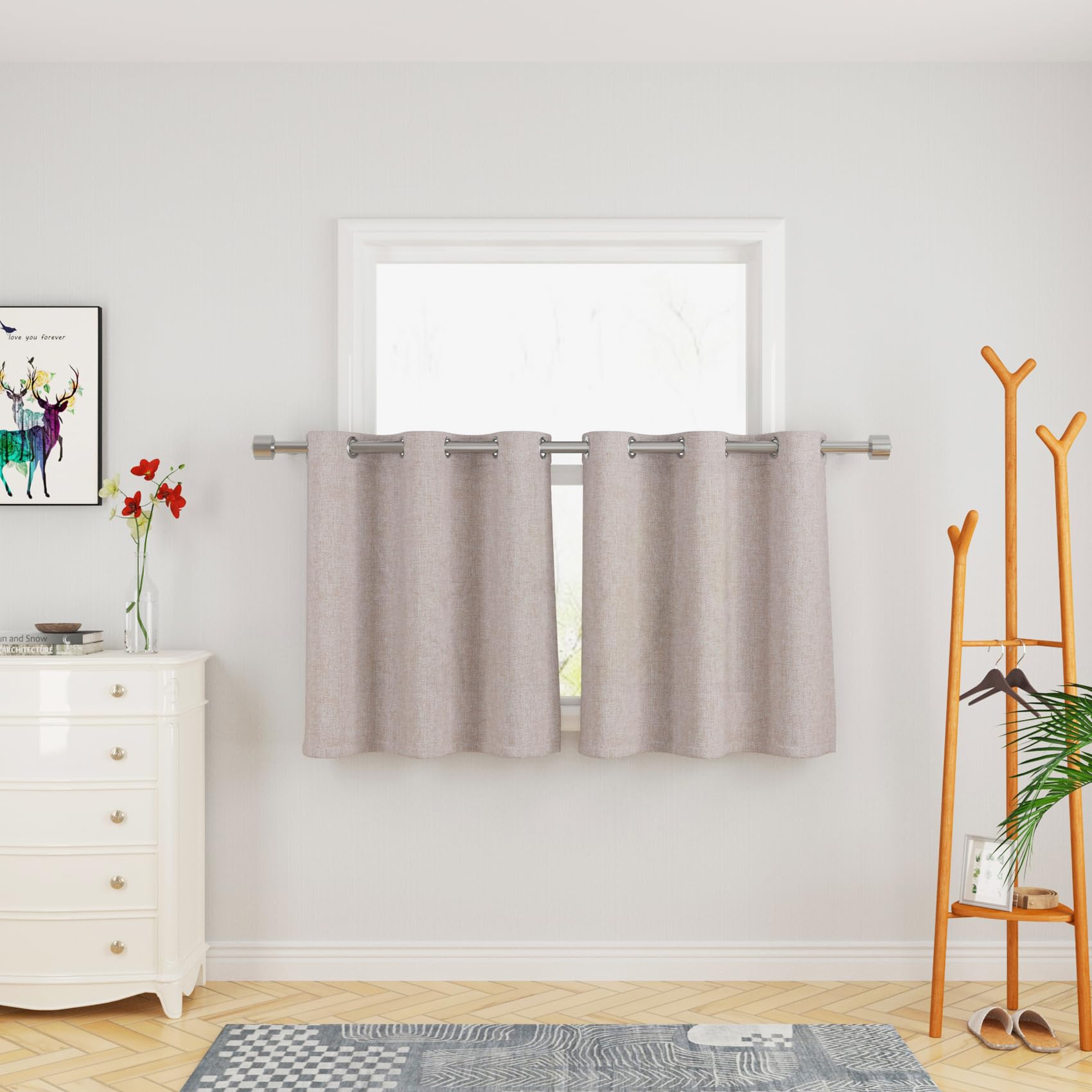 Rideaux courts en lin beige pour créer une ambiance chaleureuse dans votre cuisine ou café