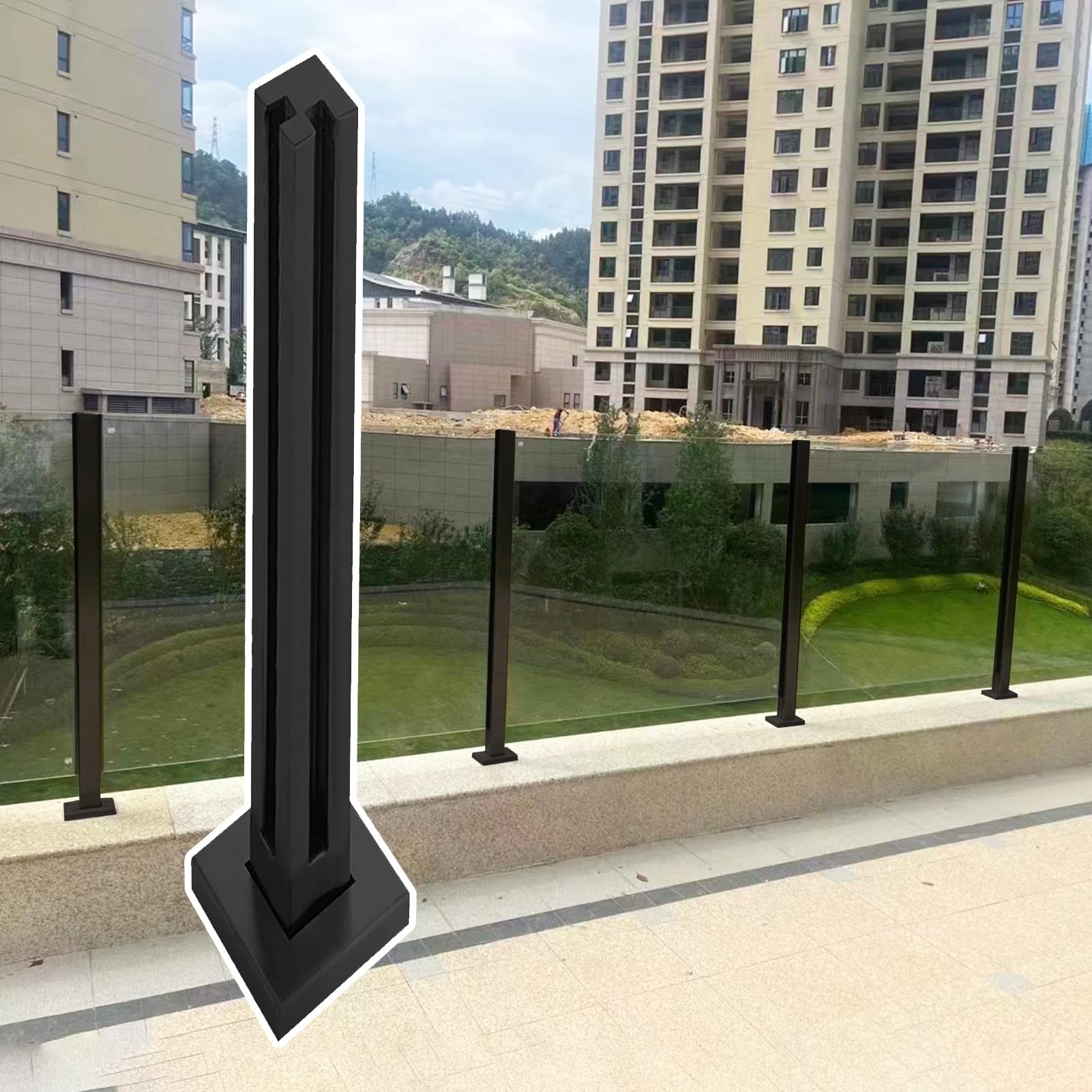 Poteau garde-corps verre noir robuste au design carré élégant pour terrasse et mezzanine