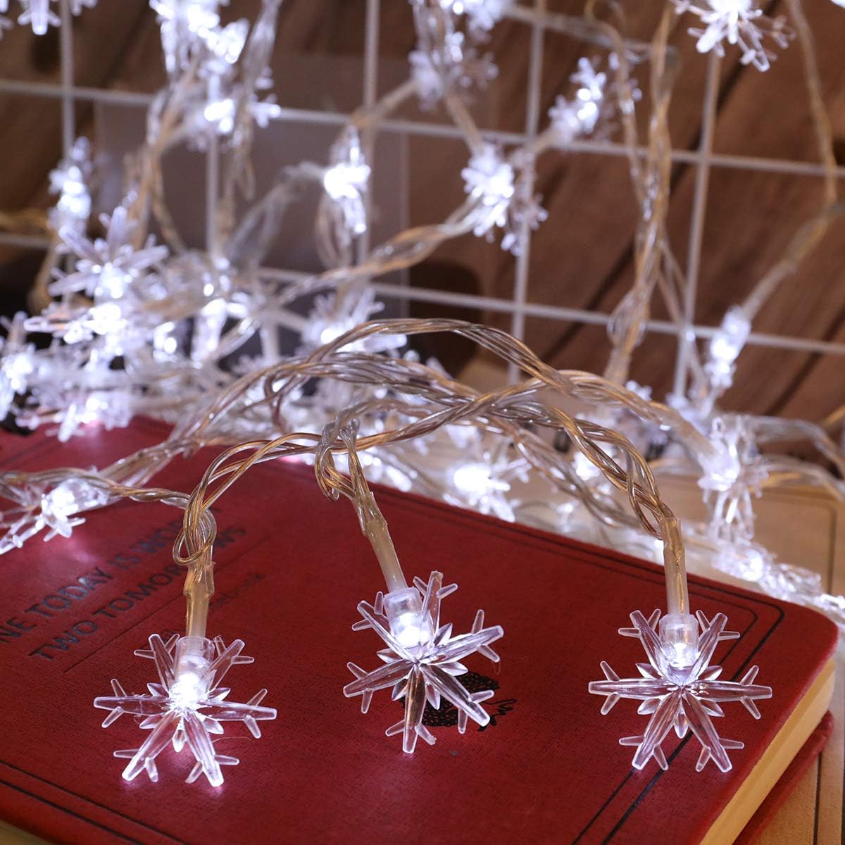 Acedining Christmas Lights, Snowflake String Lights 32.8 ft 80 LED Fairy Lights Battery Operated Waterproof for Xmas Garden Patio Bedroom Party Decor Indoor Outdoor Celebration Lighting (White)