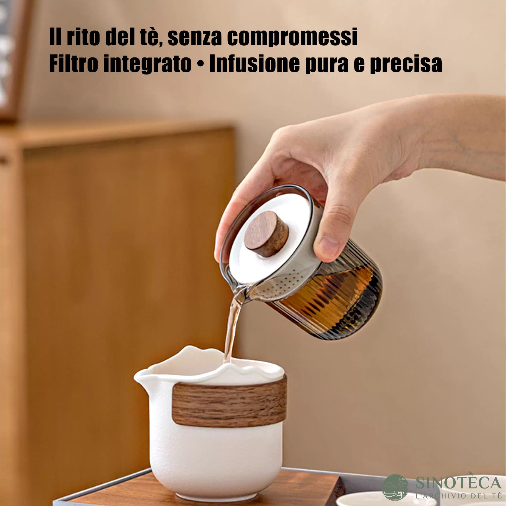 SINOTÈCА Set da Tè da Viaggio Portatile – Servizio da Tè Kung Fu con Teiera in Vetro 120ml, Caraffa in Ceramica 200ml, 3 Tazzine 25ml, Pomello in Legno di Noce, Custodia Rigida Antiurto Inclusa