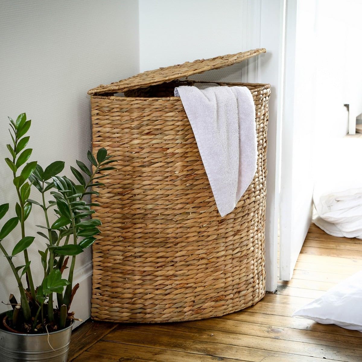 Calicosy - Panier À Linge d'angle - Jacinthe d'eau - Matière Naturelle Robuste - avec Couvercle Et Anses - Salle De Bain, Buanderie, Chambre - Larges Dimensions - L 40 x l 40 x H 65 cm
