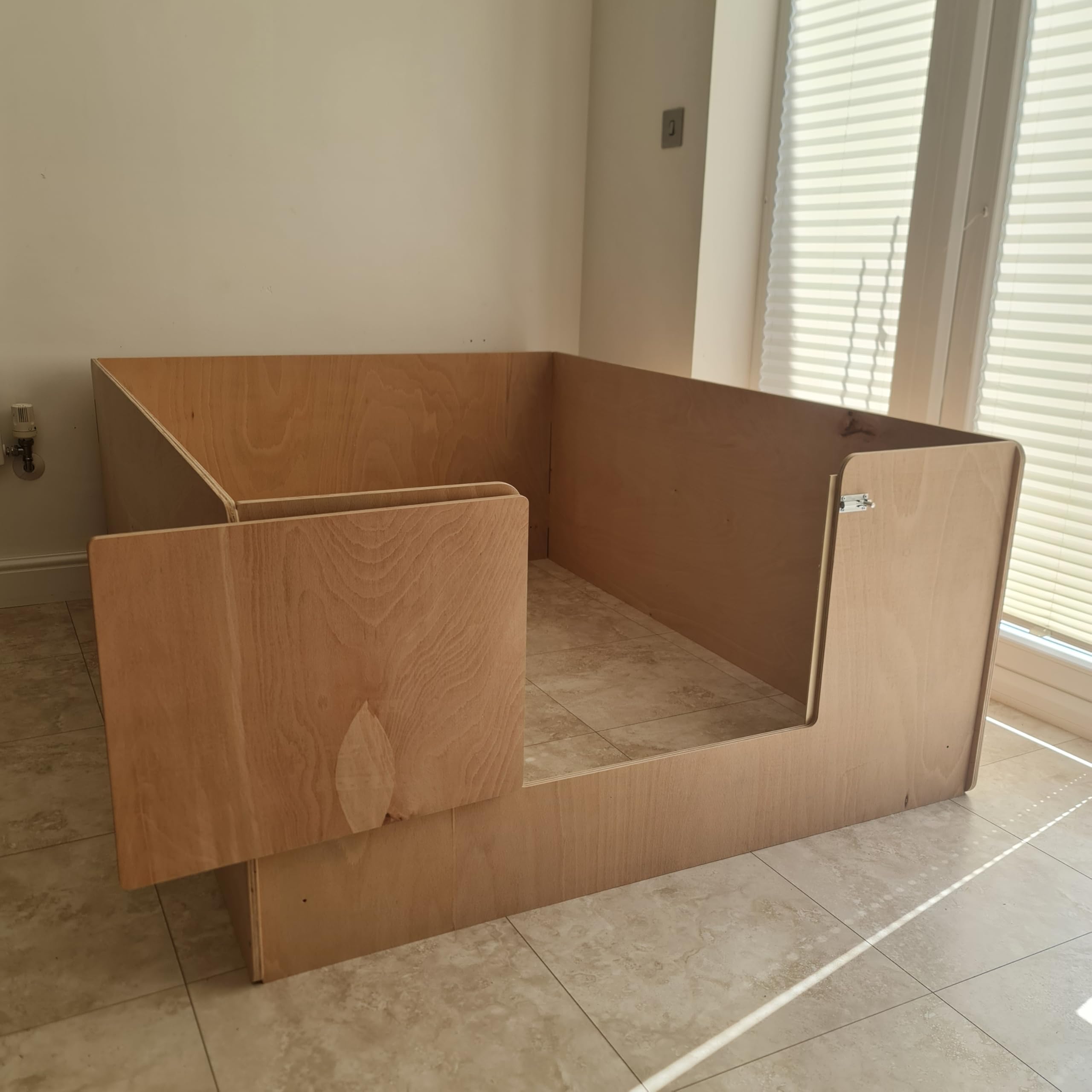 DIN Massive Dog Whelping Box: Perfect for Large Dogs, Natural Oak Plywood, Lockable Latch
