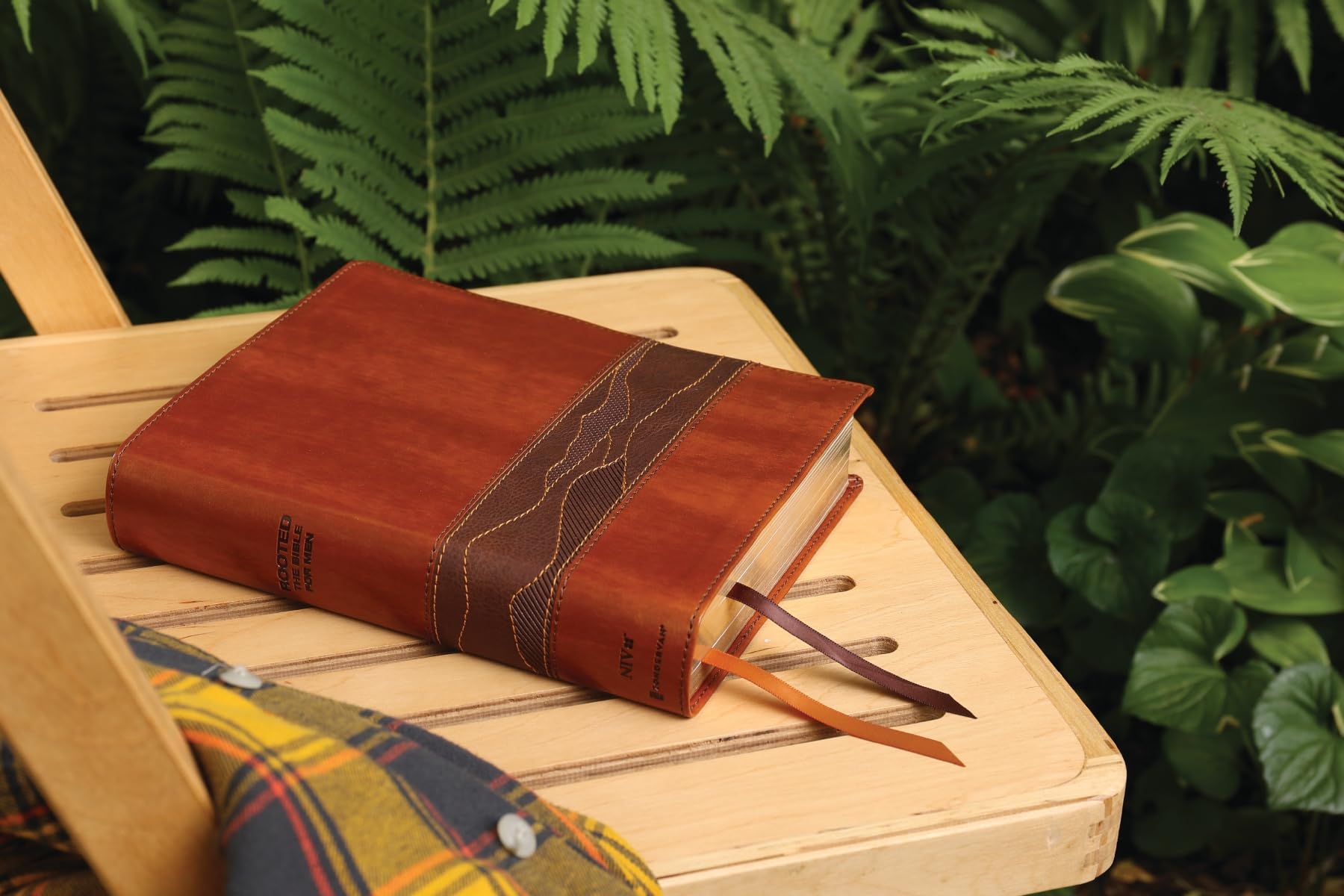 Rooted: The NIV Bible for Men, Leathersoft, Brown, Comfort Print: Shaping Men for Faithful Living in Today’s World