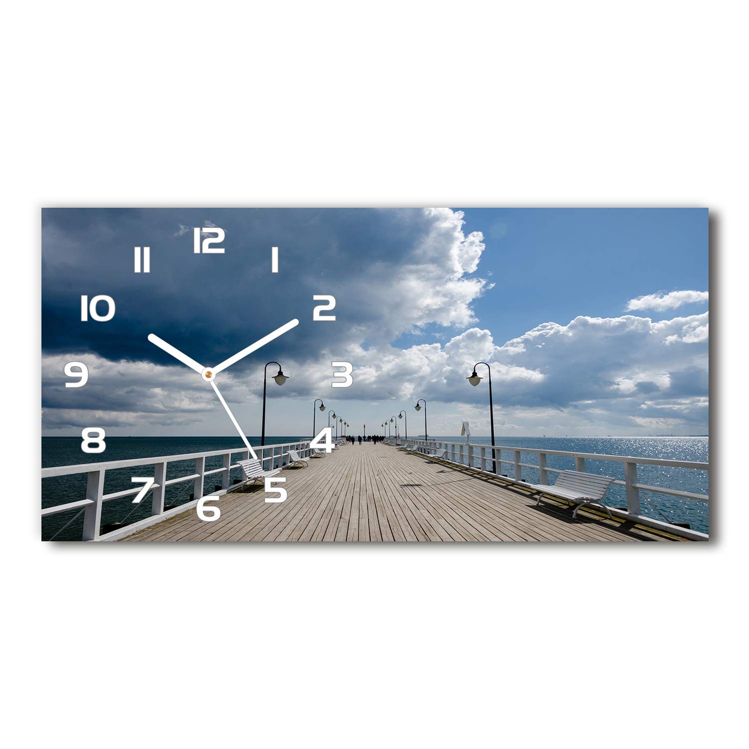 Horloge en verre Tulup Pier à Orłowo | Évasion marine et design blanc