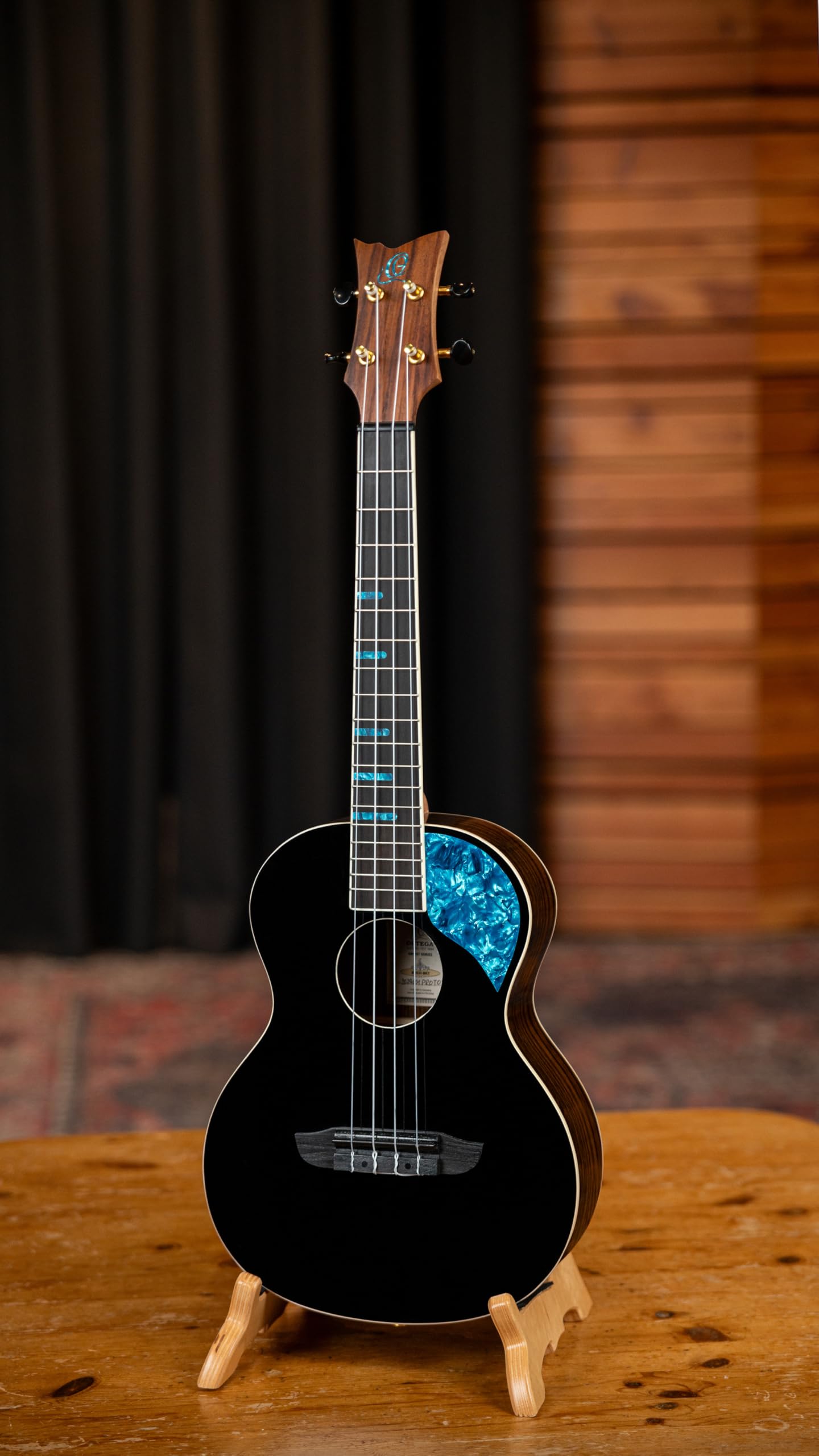 Ortega Guitars Tenor Ukulele Akustisch – Ghost Series – Inklusive Gigbag – Fichte, Schwarz (RUGH-BKT)