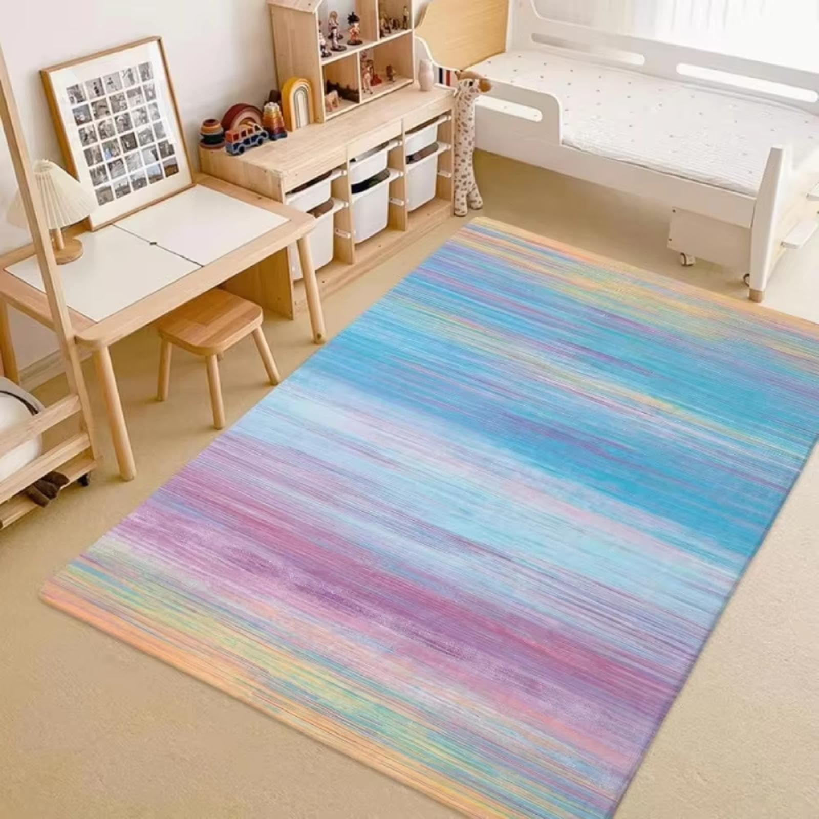 Alfombra suave con patrón de colores simples que decora y protege el suelo del salón