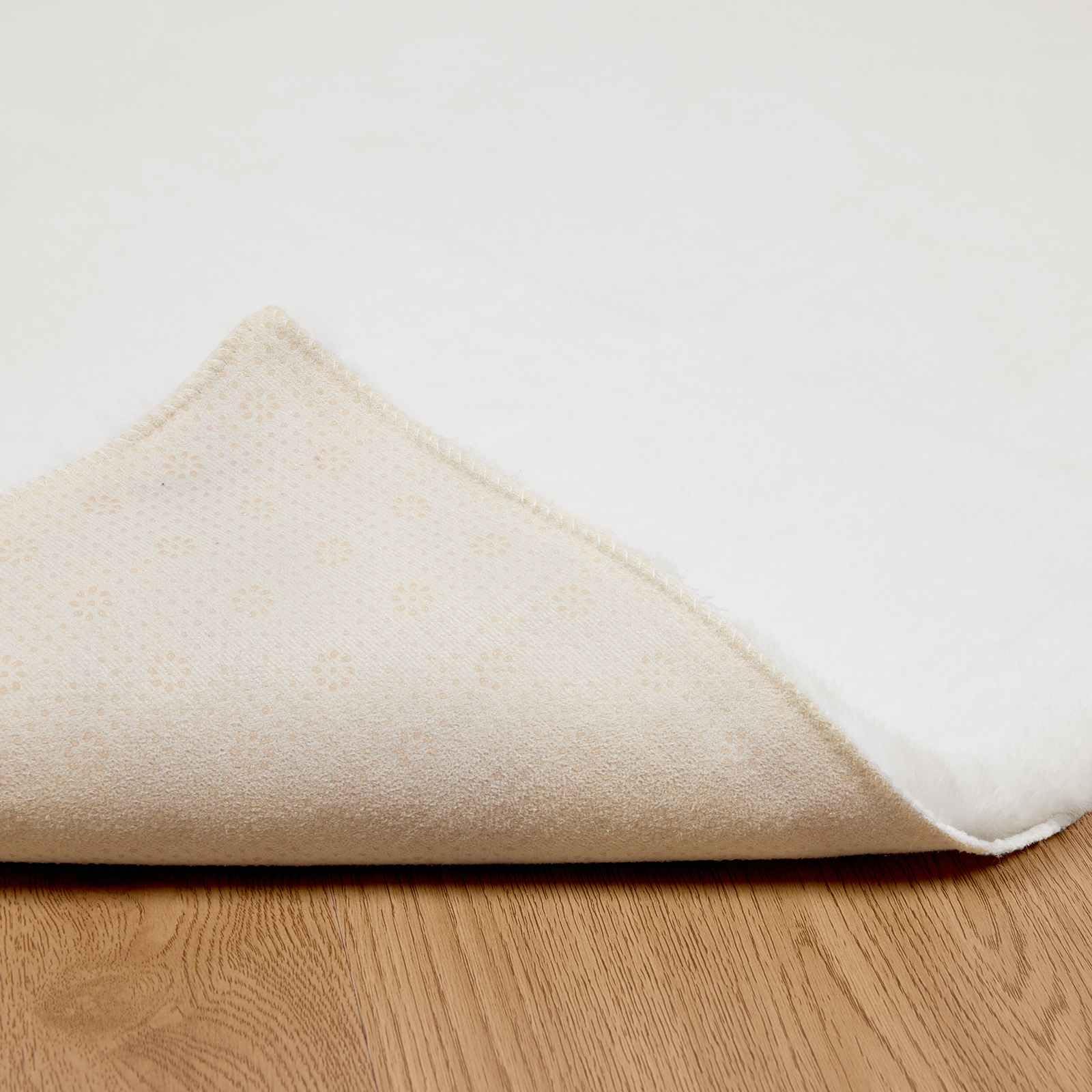 Kunstfellteppich 140x200 cm OLITE in Weiß, Weicher Teppich aus Kunstkaninchenfell, Rutschfester Webpelz-Teppich für Wohnzimmer und Schlafzimmer, Flauschige Wohndeko