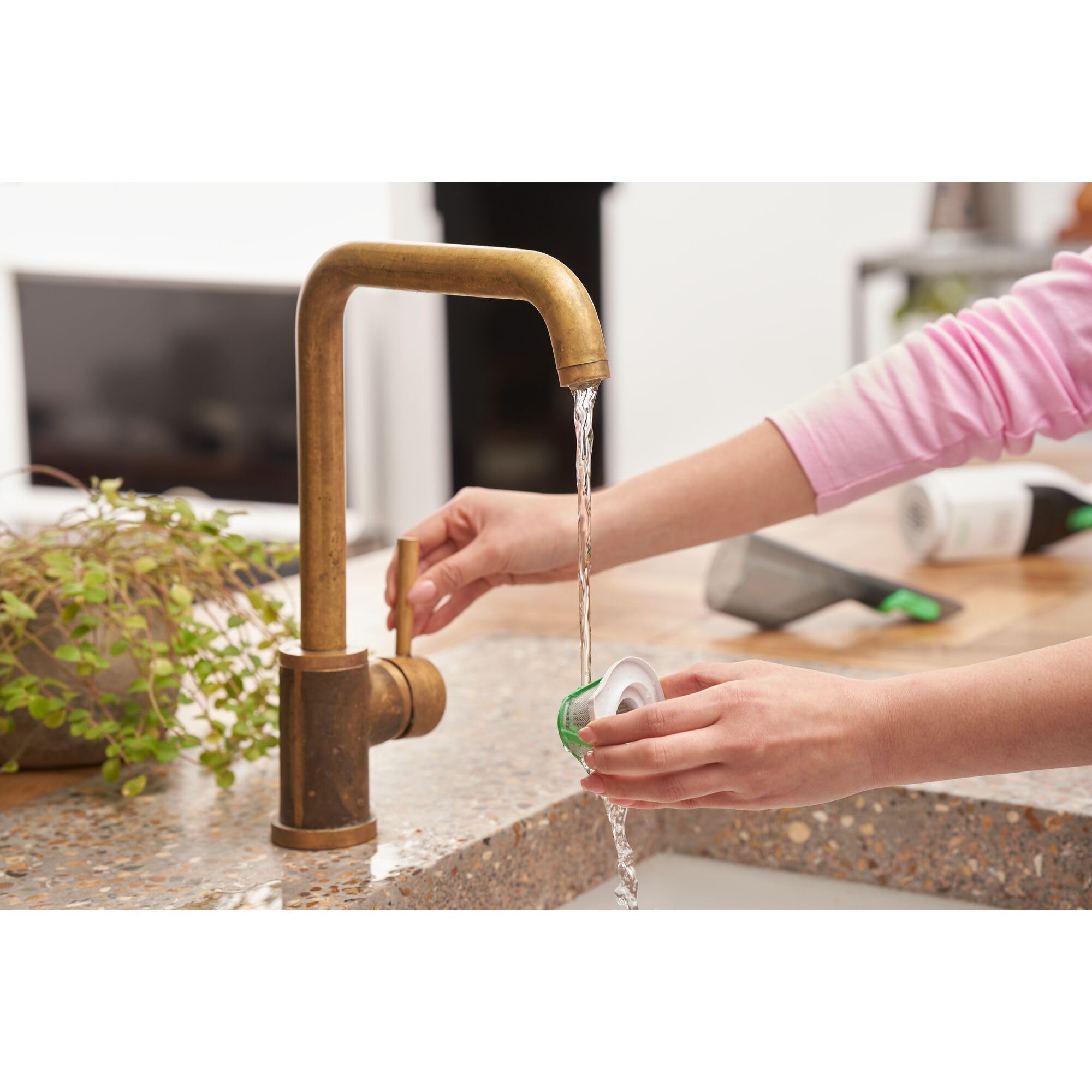 Black+Decker REVHV8CA-QW Aspirabriciole Manuale REVIVA 7.2 V, Bianco e Verde