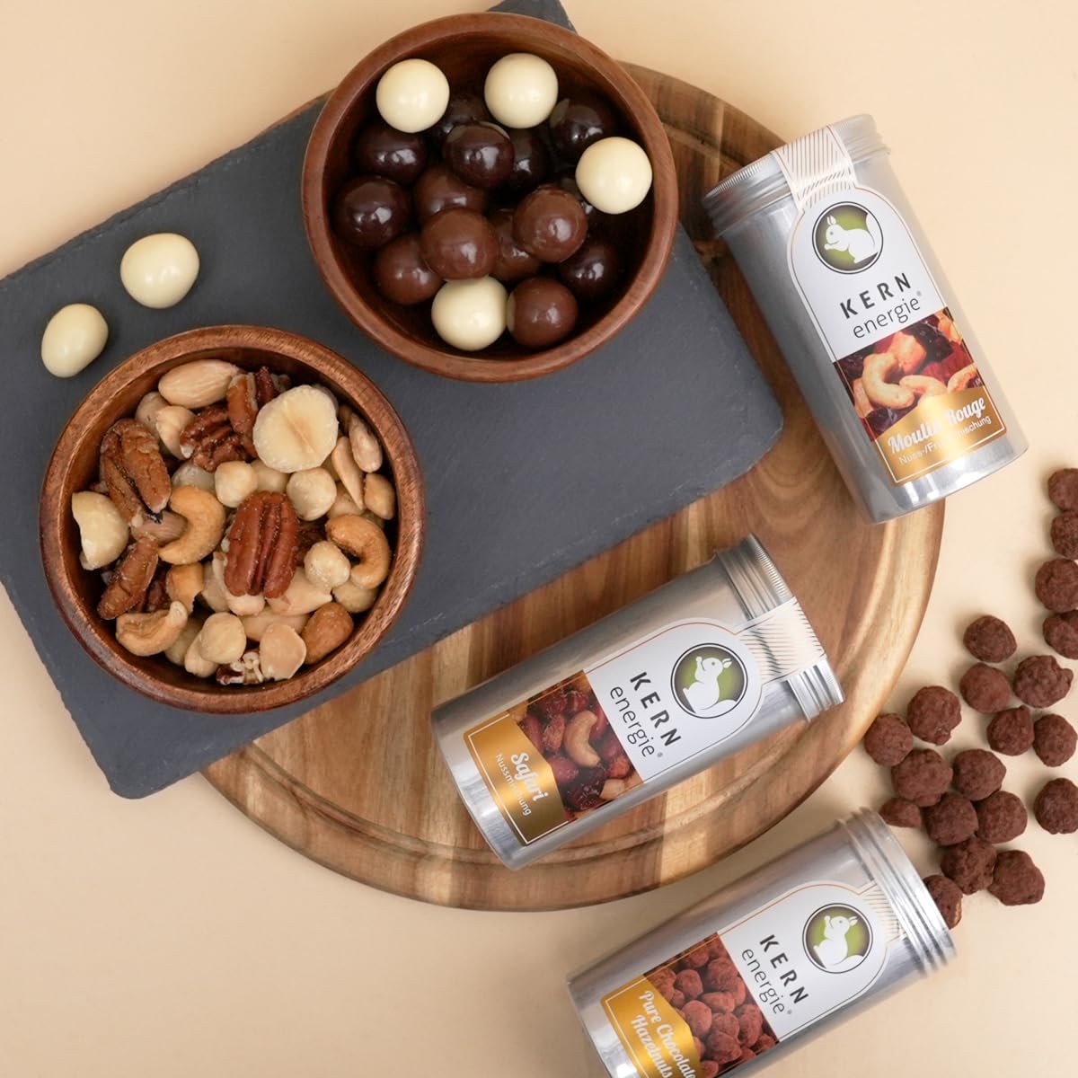 KERNenergie Geschenkset In Holzbox - frisch geröstete Nüsse in eleganter Holzbox, Nussmischungen, schokolierte Nüsse & Früchte und gebrannte Haselnüsse - Ein Geschenk für Jeden Anlass – 750g