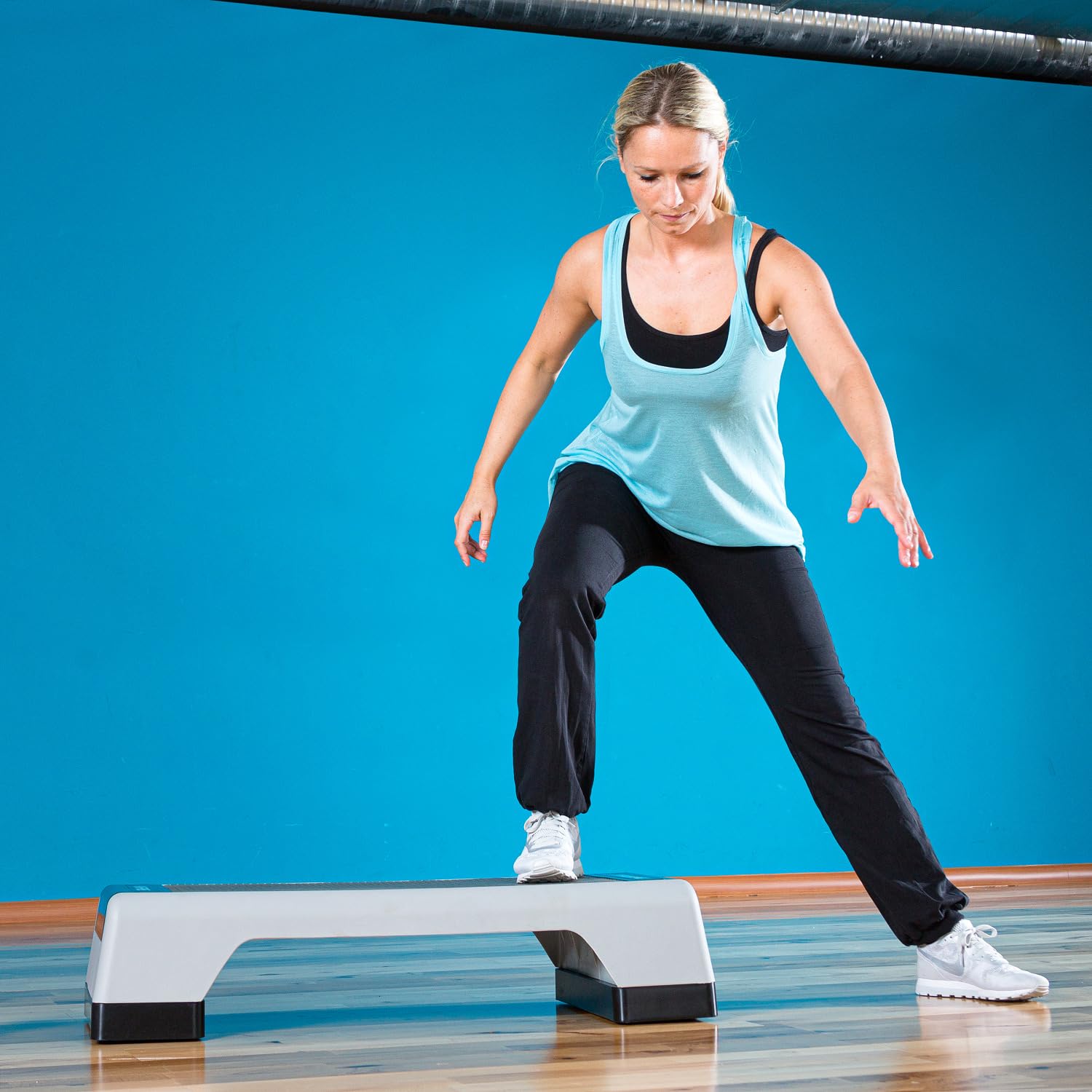 Sport-Thieme Aerobic-Stepper, Steppbrett | Rutschfestes, Höhenverstellbares Trainings Stepbench für zu Hause | Bis 100 kg belastbar | In Zwei Größen | Grau o. Blau | Markenqualität