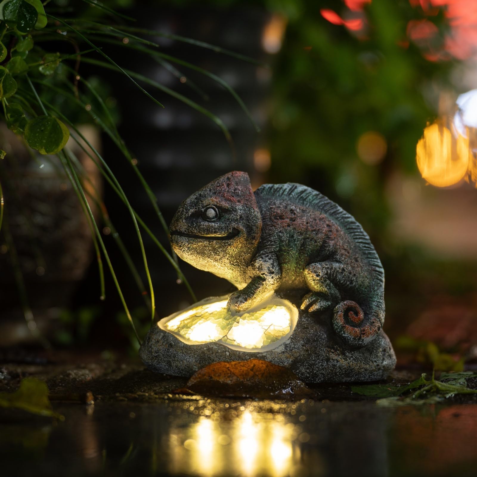 Rezpuao Garden Statue Chameleon,Solar Chameleon Decor for Outdoor,Resin Chameleon Figurine with Solar Light for Patio,Balcony,Yard,Lawn Ornament,Perfect Garden Gift