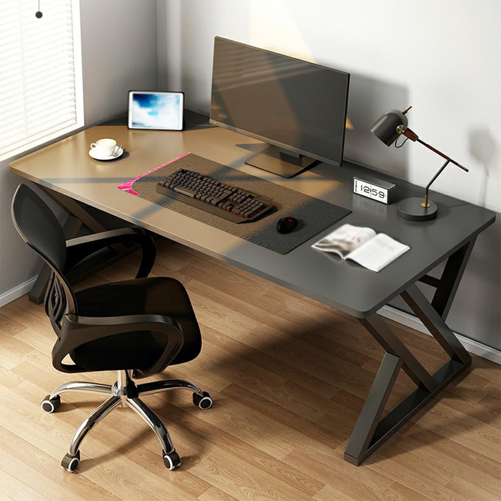 Bureau d'ordinateur moderne gris pour aménager un coin bureau dans le salon