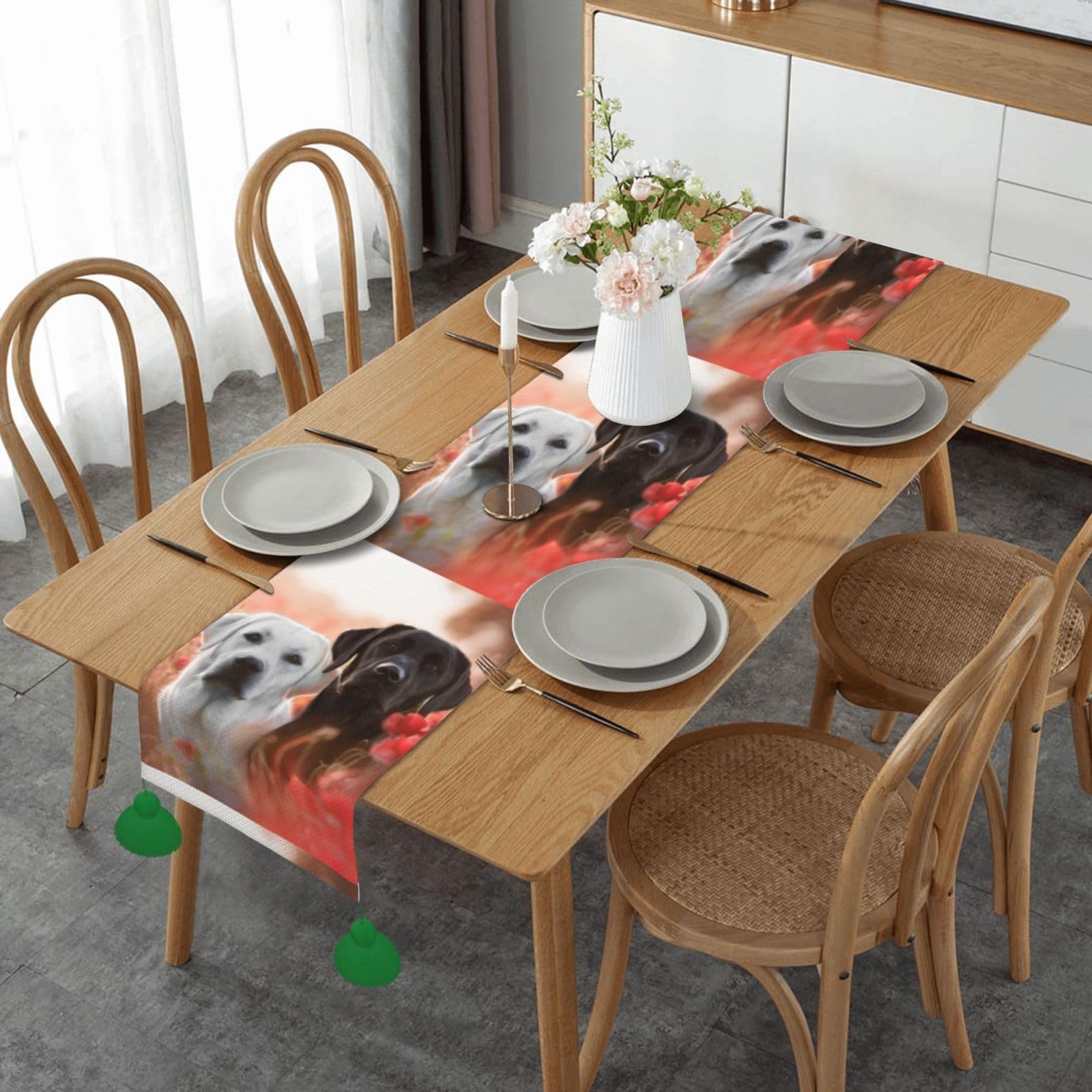 Chemin de table de Noël avec labrador blanc pour repas de fête