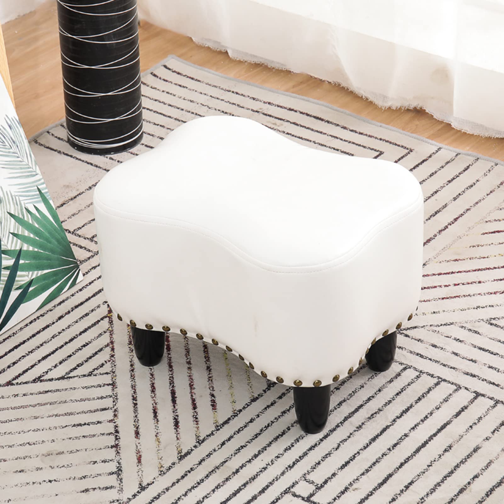 Tabouret de canapé bas rembourré pour soulager les jambes lourdes au salon