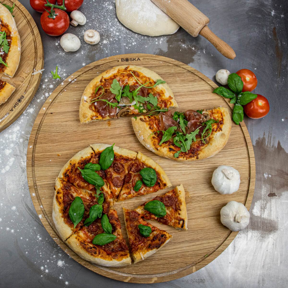 Amici XXL - Piatto per pizza in legno di quercia, diametro 47 cm, piatto rotondo per pizza con pratico vassoio di recupero, adatto anche per colazione, pranzo e