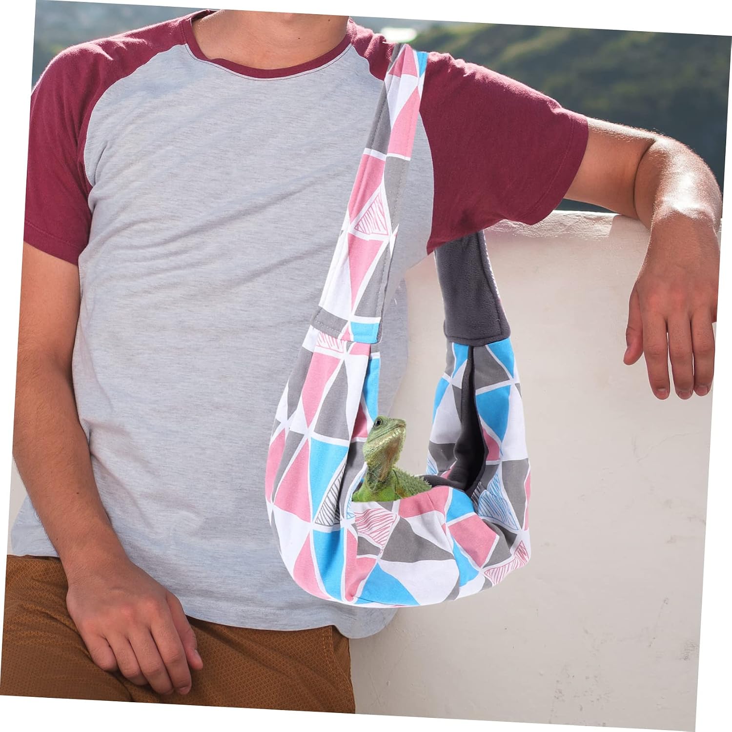 INOOMP 1pc Adjustable Reptile Carrier Bag Colorful Triangle Sling for Small Animals for Bearded Dragons Lizards Comfortable Shoulder Strap for Outdoor Travel