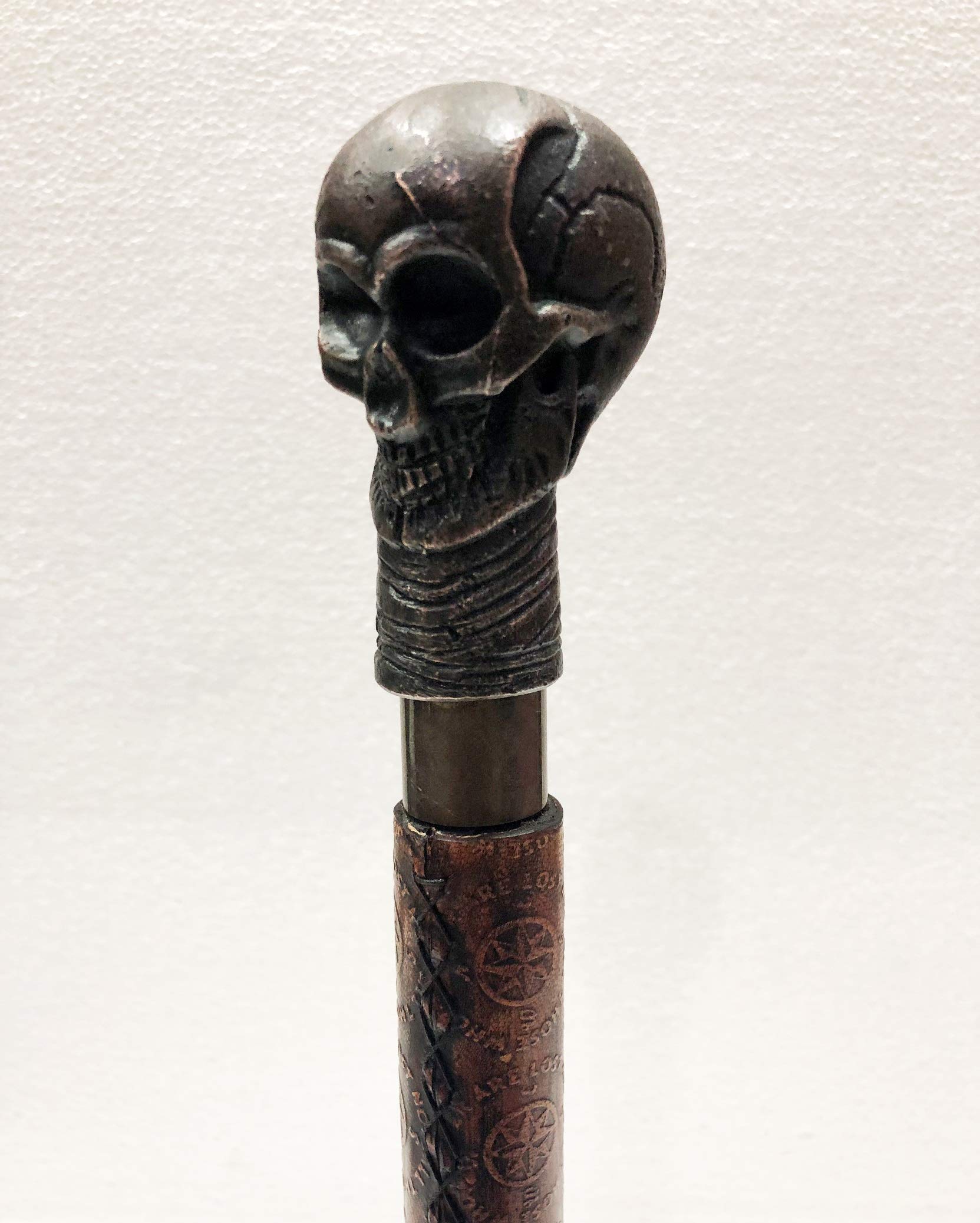 Bastón de madera hecho a mano con diseño de calavera victoriano de piel marrón