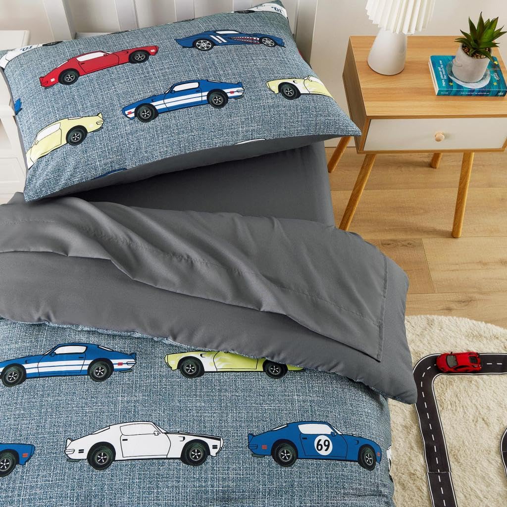 Wake In Cloud - Juego de ropa de cama para niños pequeños, juego de cama suave de 4 piezas para cuna que incluye edredón, sábana bajera, sábana encimera y funda de almohada, coches de carreras