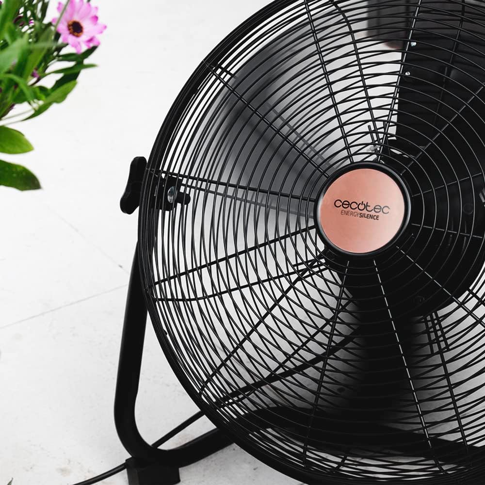 Ventilatore industriale Cecotec EnergySilence 3000 Pro viewvista da un'angolazione bassa, che ne mostra la base stabile.