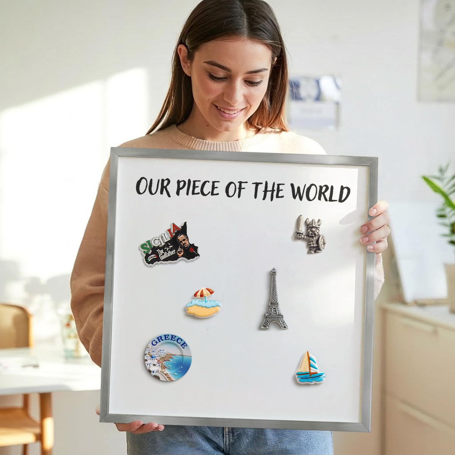 Pizarra Magnética Pared 70x100 cm | Marco Plateado | Our Piece Of The World | Montaje Fácil | Tablero Imantado | Para Imanes Turísticos, Recuerdos de Viaje y Fotos | Decoración para Salón o Pasillo