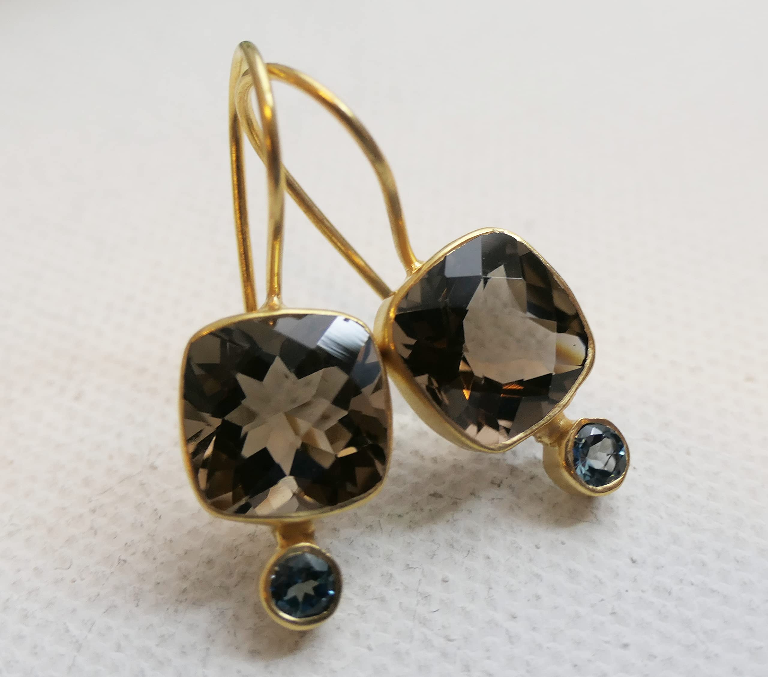 Pendientes de plata de ley 925 con baño de oro y cuarzo ahumado y topacio azul de Londres