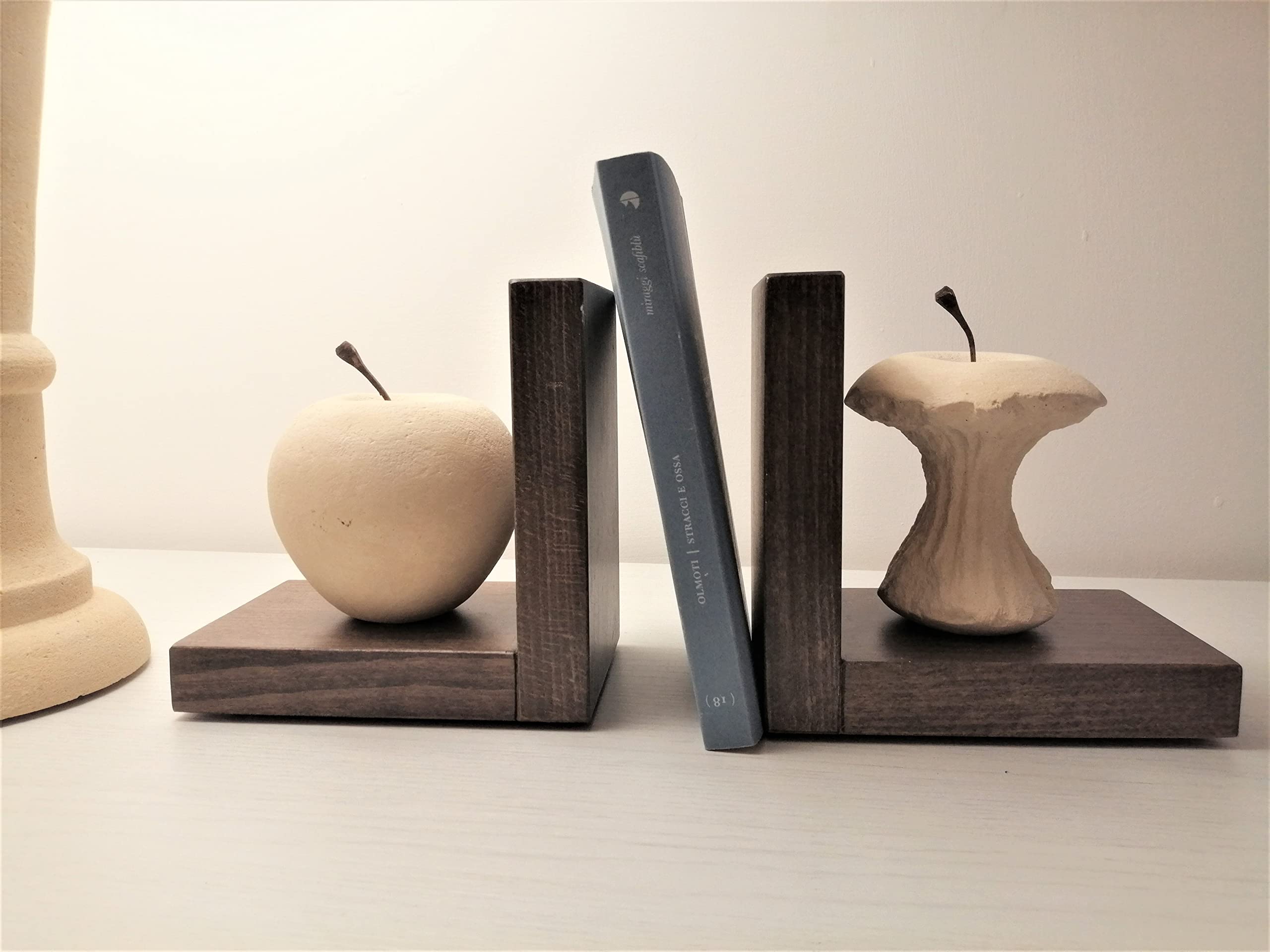 Progetto Arte. Par de sujetalibros Manzana/Manzana Mordida. Escultura de Piedra sobre Base de Madera. Objeto Hecho a Mano.Q027T+Q027M