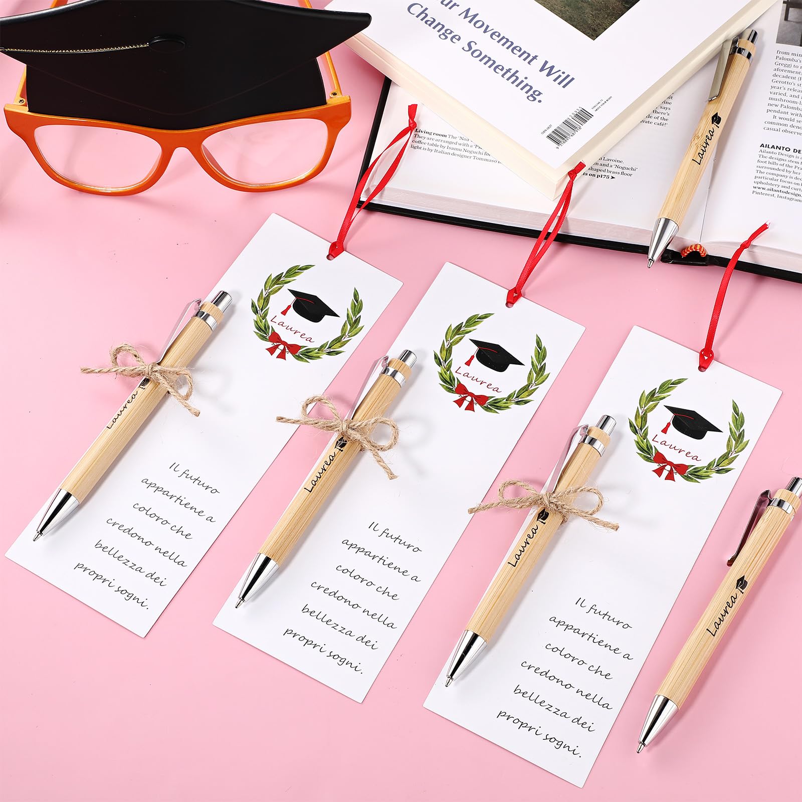Clabby 36 Set Segnaposto Laurea Regalo per Festa di Laurea Includono 36 Penne a Sfera e 36 Cartoncini per Tavolo Segnalibro per Laureati Bomboniere Decorazioni