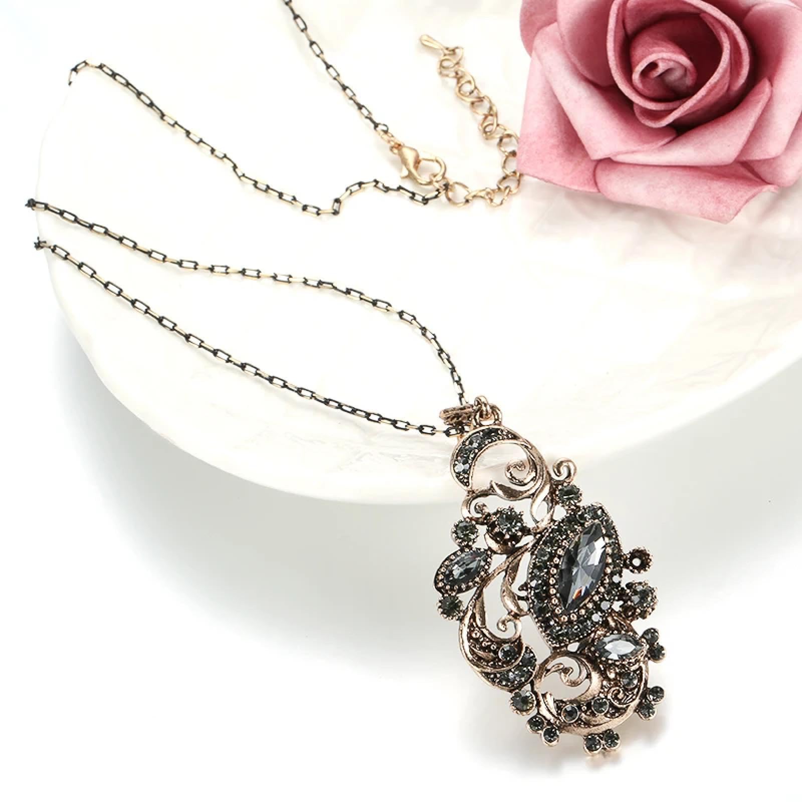 Collana da Donna Collane a Catena con Ciondolo Collana con Ciondolo a Forma di Fiore in Cristallo Grigio per Donna Collana Lunga con Pendente in Resina Vintage
