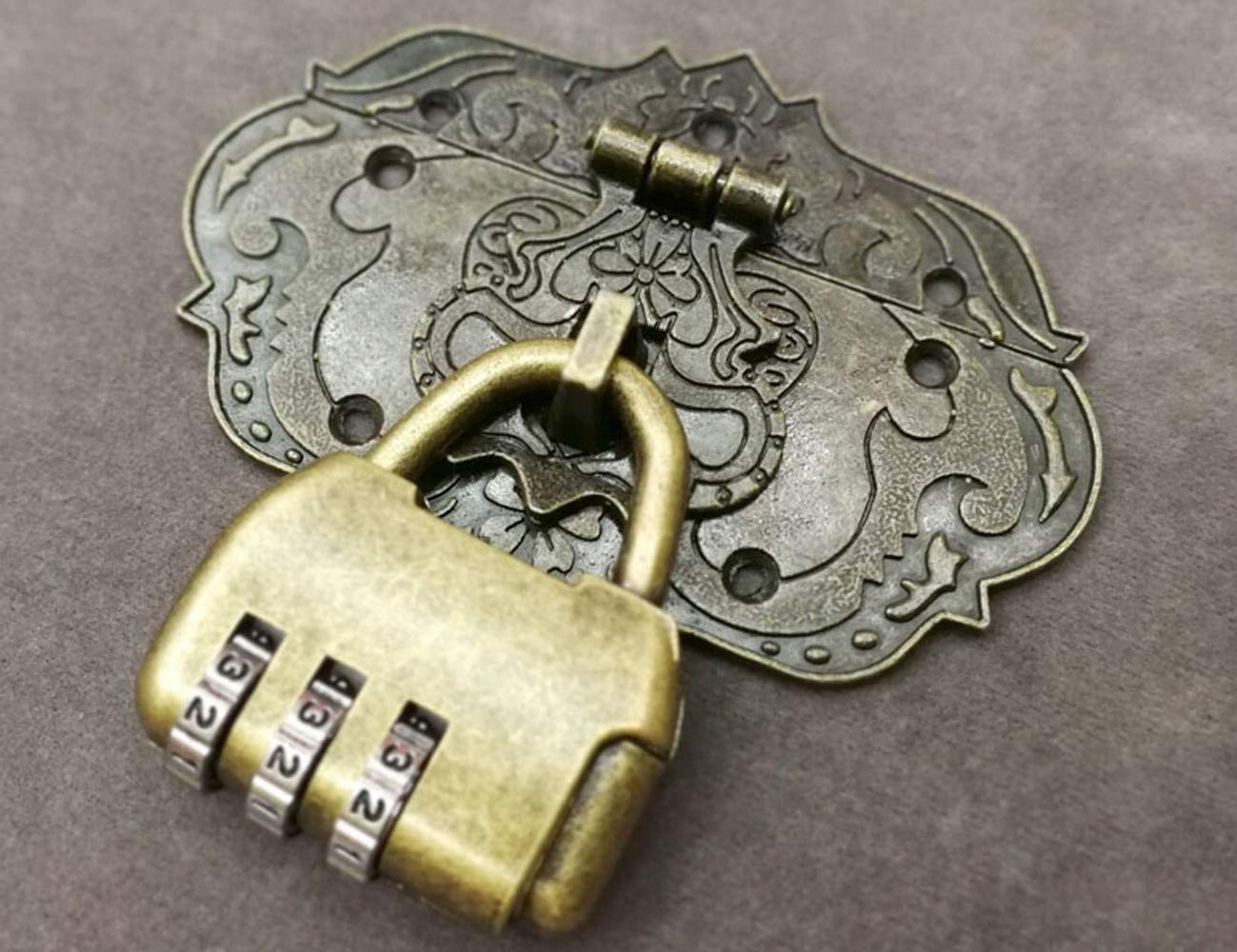 Oude Groene Loopdeuren Van Retro Met Houten Deuren Die Gesloten Zijn Een Metalen Hangslot Hasp Vintage Diagonaal Poorten Deurlamp 187800370