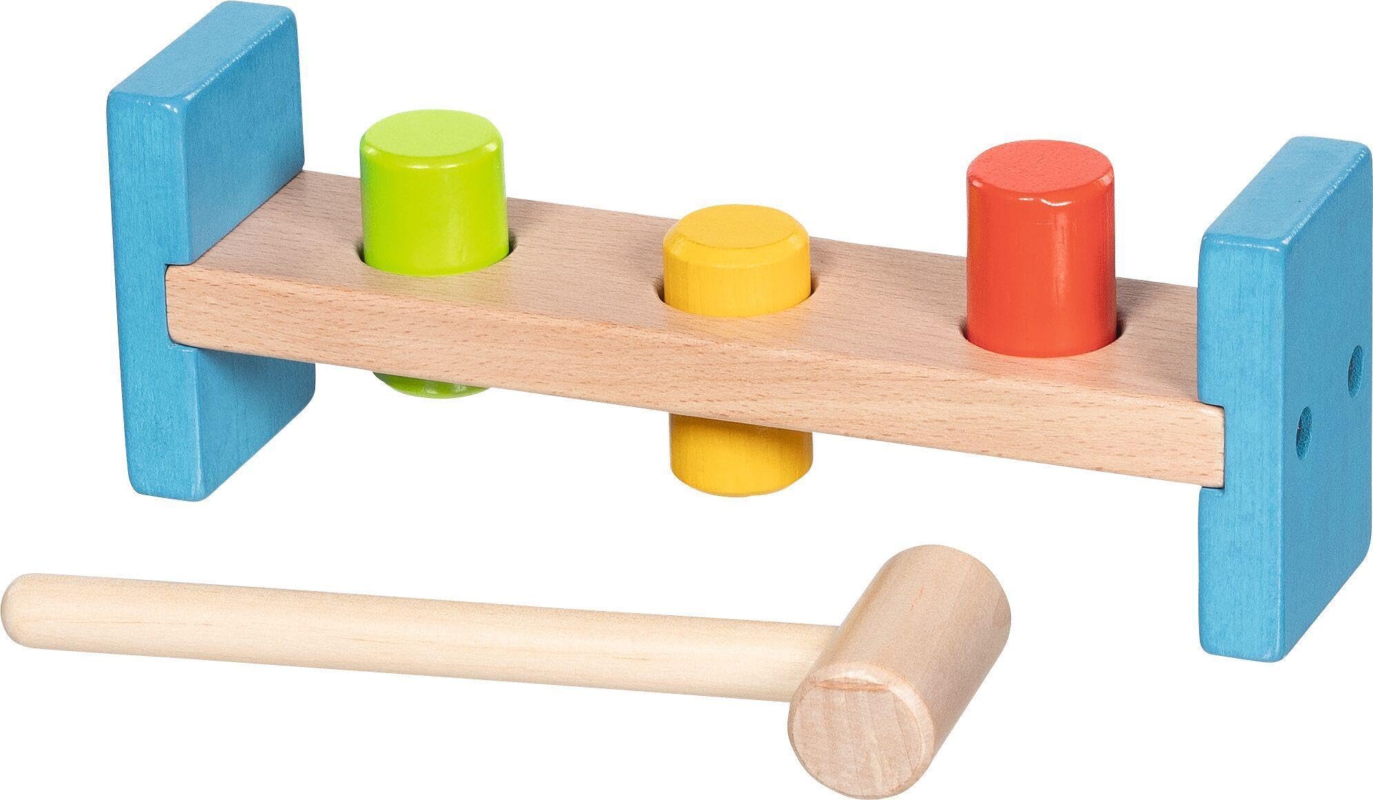 goki 58319 - Banc en Bois avec 3 Blocs et Marteau - Jouet de motricité pour Enfants à partir de 2 Ans