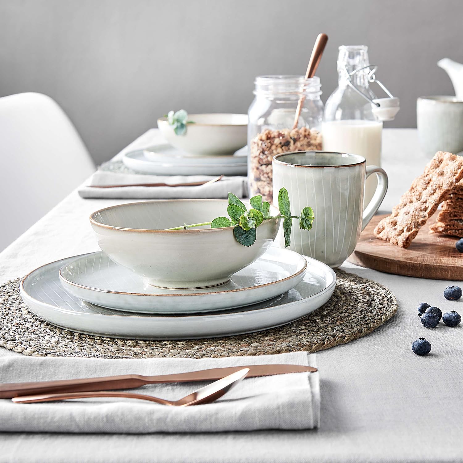 BUTLERS Geschirrset 4 Personen HENLEY Steinzeug Geschirr Set 16-tlg. Kombiservice | Tassen Schalen Kuchenteller Speiseteller | Landhausstill reaktive Glasur, Mikrowellen- & spülmaschinenfest