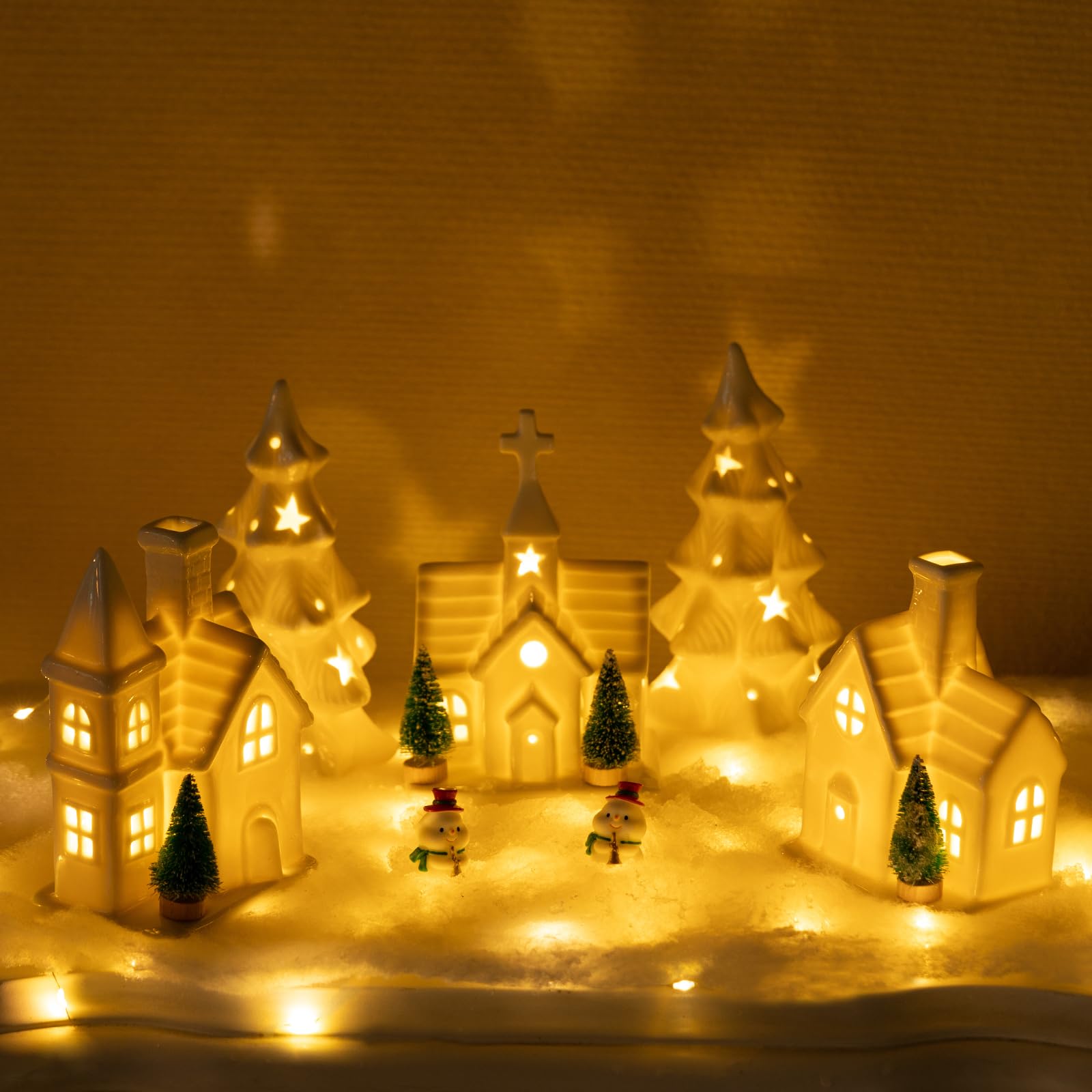 Weihnachtsdorf aus Keramik, Weiß, 11 Stück, inklusive 3 beleuchteten Porzellanhäusern, 2 LED-Weihnachtsbäumen, 4 Mini-Bäumen und 2 Schneemann-Figuren – LED-Urlaubs-Tischdekoration für den Winter