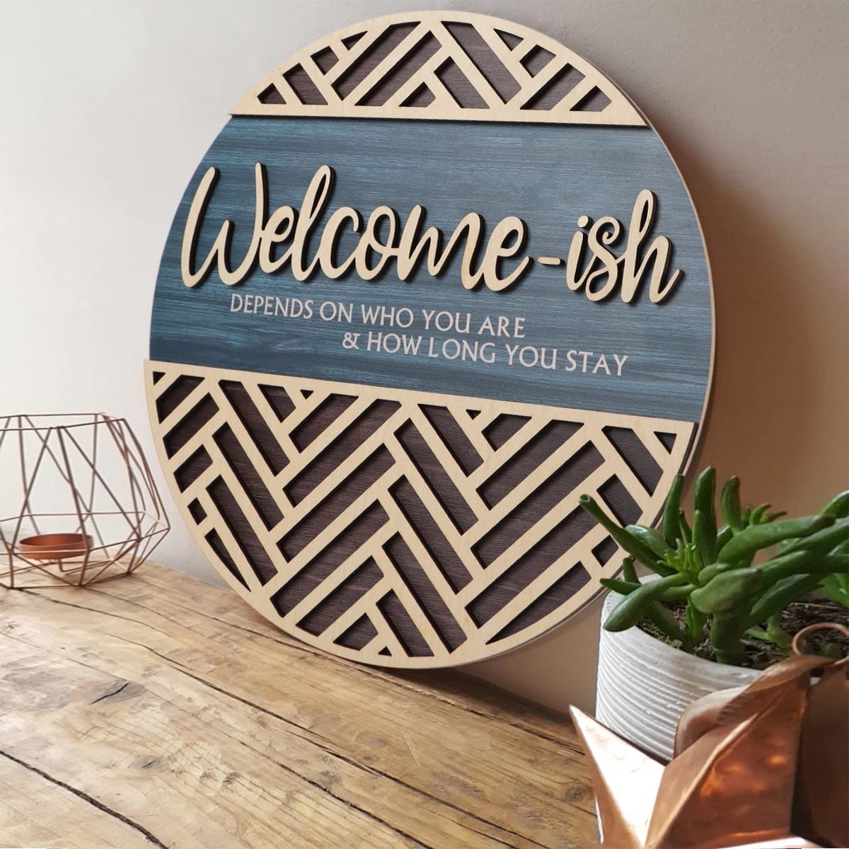 IARTTOP Wisząca tabliczka 3D do dekoracji ścian drzwi wejściowych, zabawny drewniany wieszak powitalny (30 cm x 30 cm), rustykalna minimalistyczna sztuka ścienna z drewna na zewnątrz, do wiejskiego ganku lub wejścia do domu