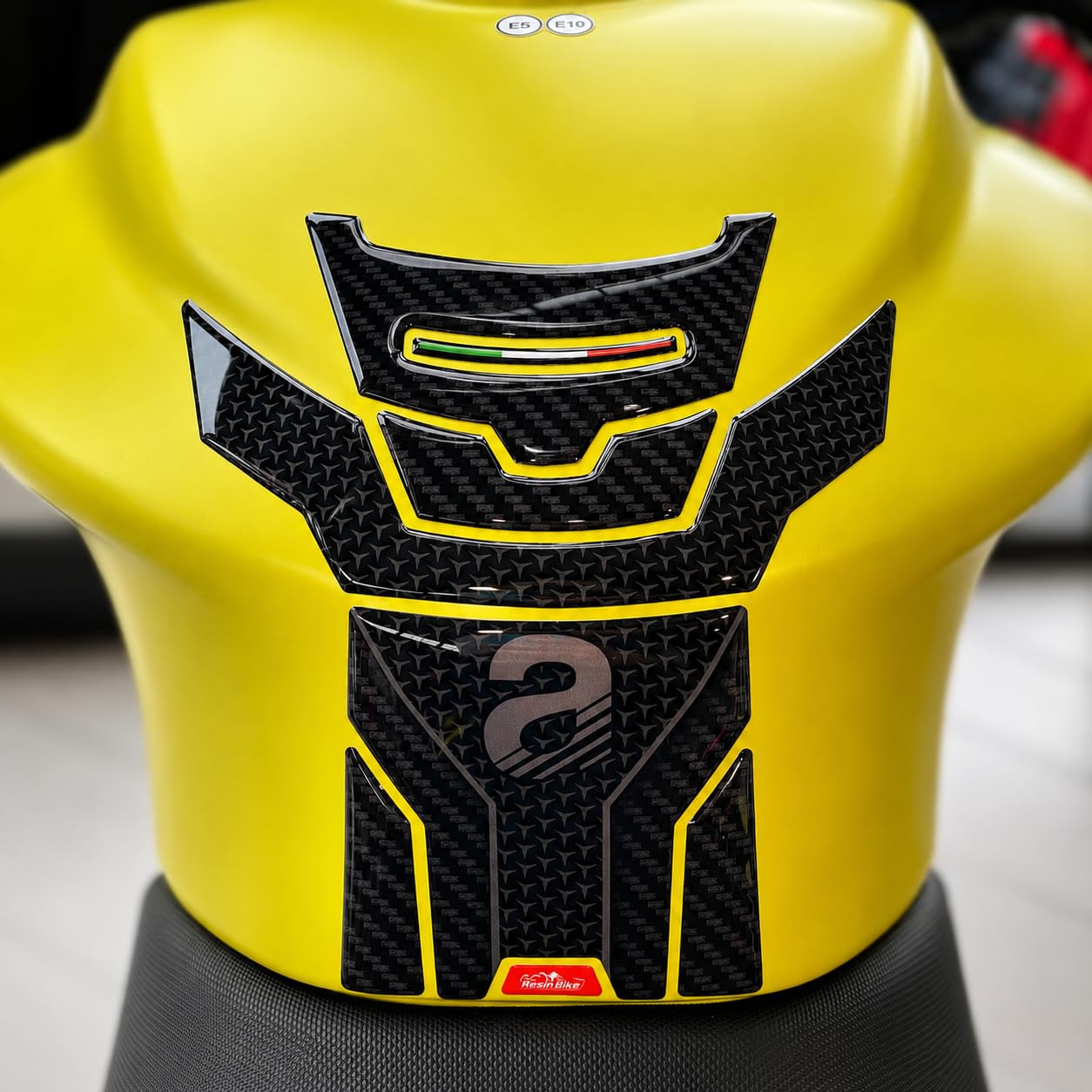 Resin Bike Autocollant Moto Compatibles avec Aprilia Tuono-RS 660 2020-2026. Protection Grip de Réservoir Moto Contre Les Chocs et Les Éraflures. Autocollant 3D Résinés Made in Italy