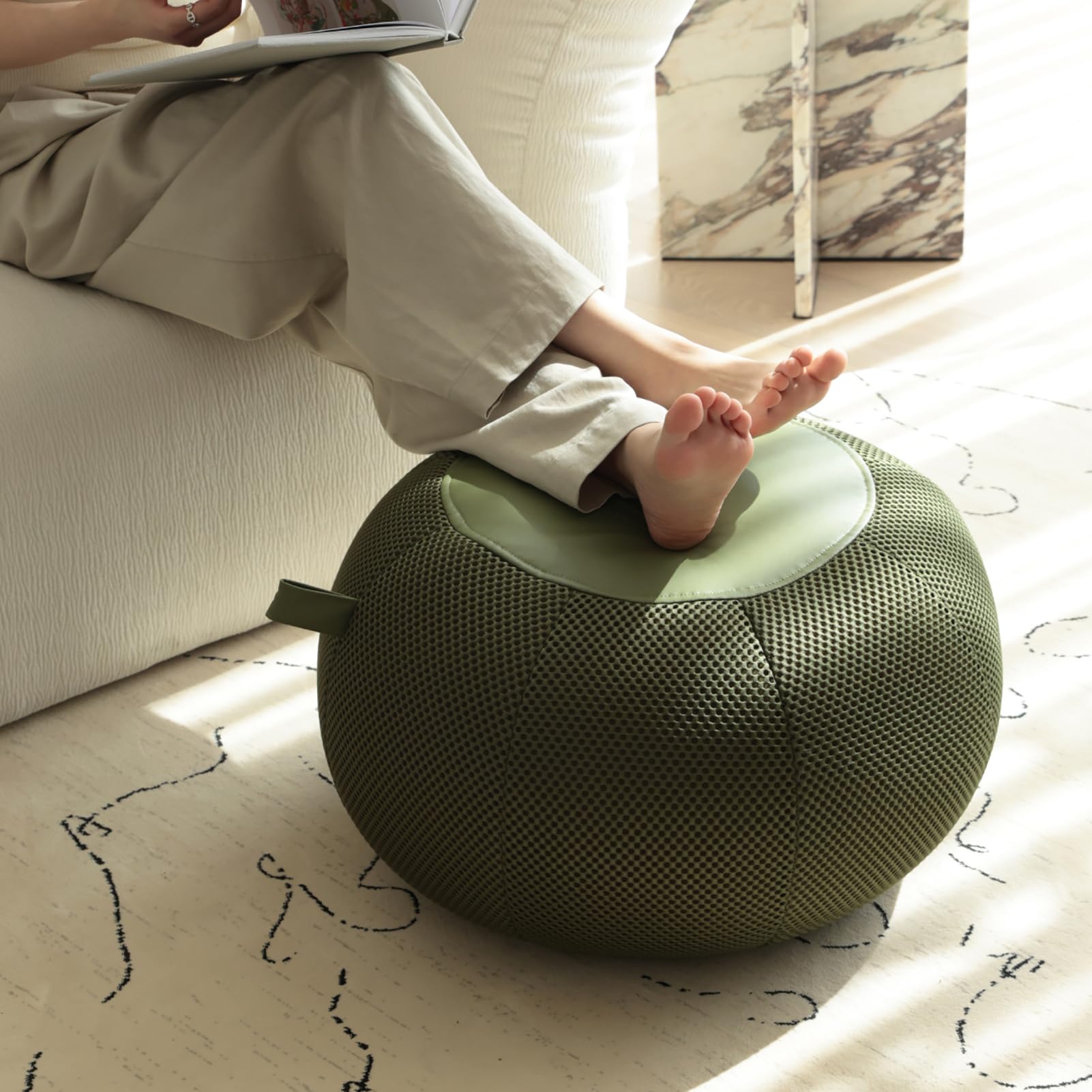 Coussin de sol rond avec support contre le mal de dos au salon