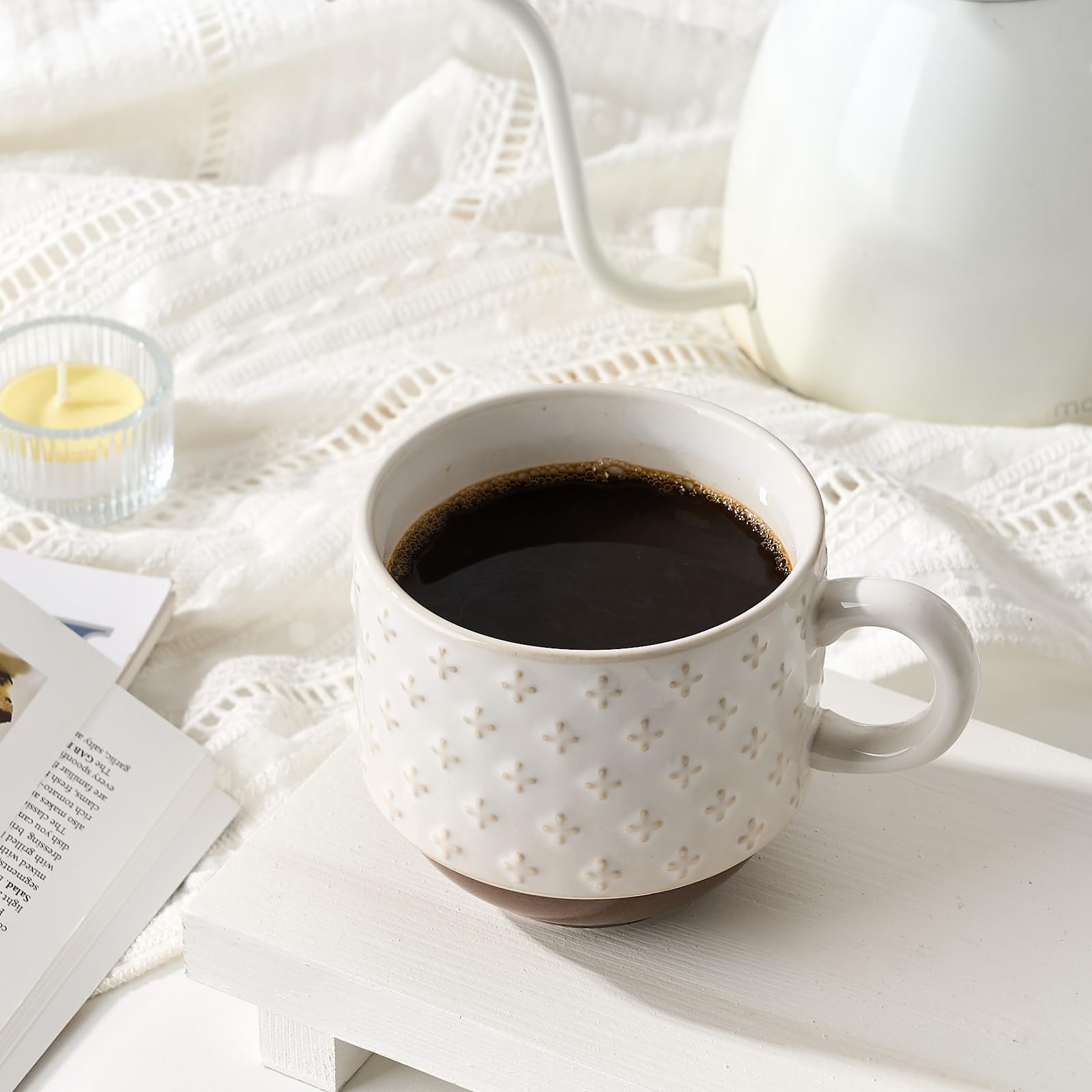 Juego de 4 tazas de café grandes de cerámica con soporte, apilables, de 15 onzas, diferentes relieves, para capuchino, té, cacao caliente, bebidas, aptas para lavavajillas y microondas,