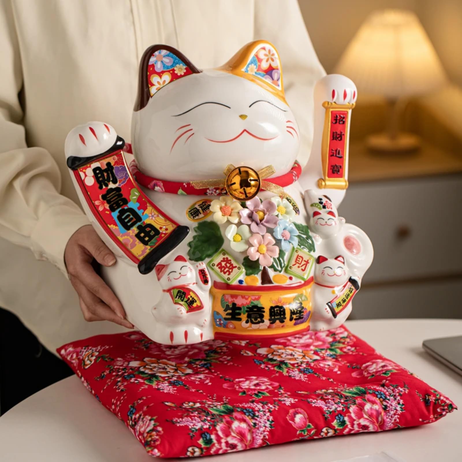 Mascota del gato de la suerte, roja, con brazo agitado, 35,1 cm, 13,6 pulgadas | Pequeño adorno de escritorio for el hogar, for buena suerte y prosperidad, for tiendas, restaurantes,