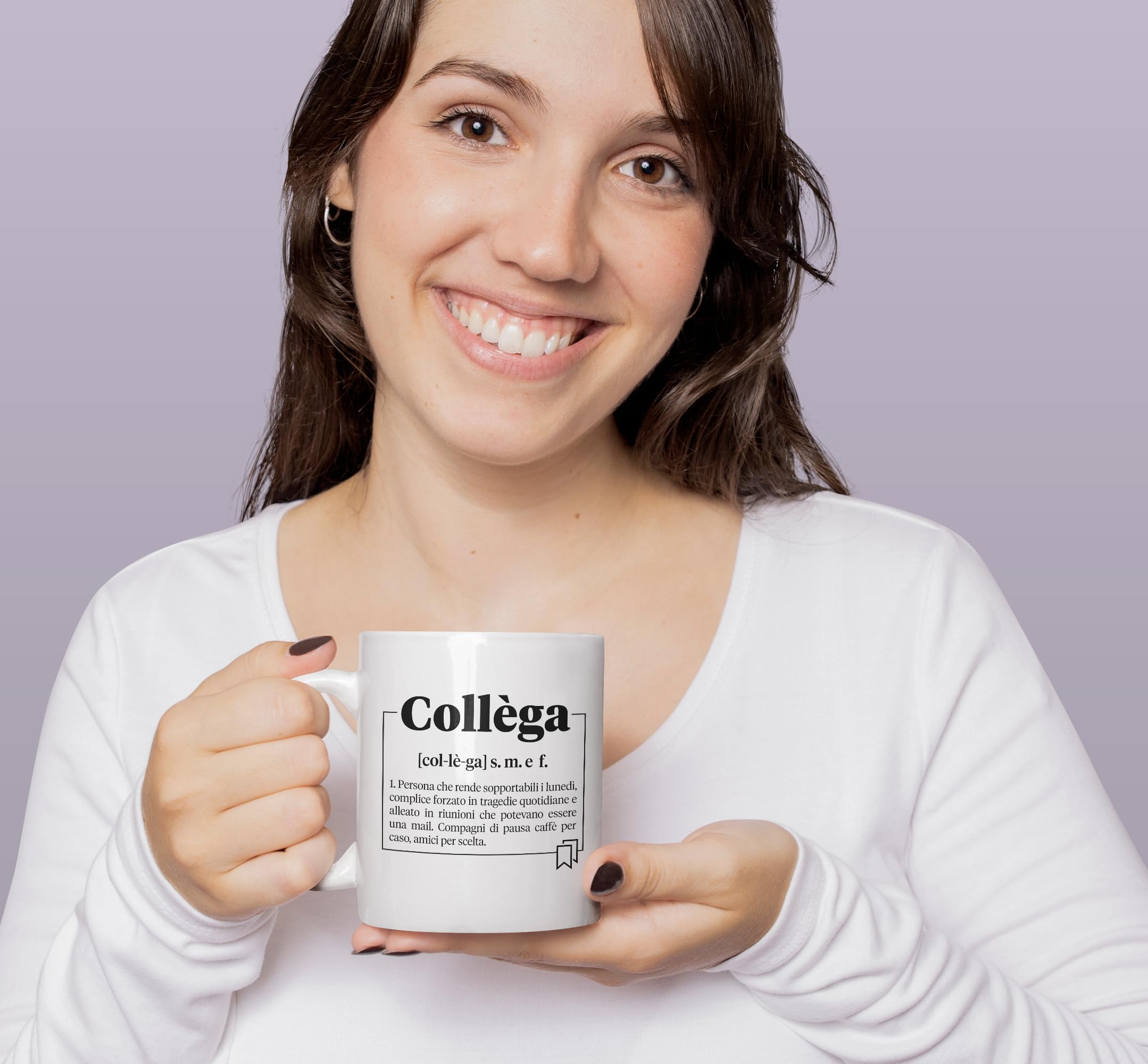 Tazza Collega - Secret Santa Ufficio - Gadget Simpatici per Colleghi - Tazze con Frasi Motivazionali Divertenti - Pensierini per Colleghe - Pensierino Natale Colleghi - Regalo Collega che Va Via