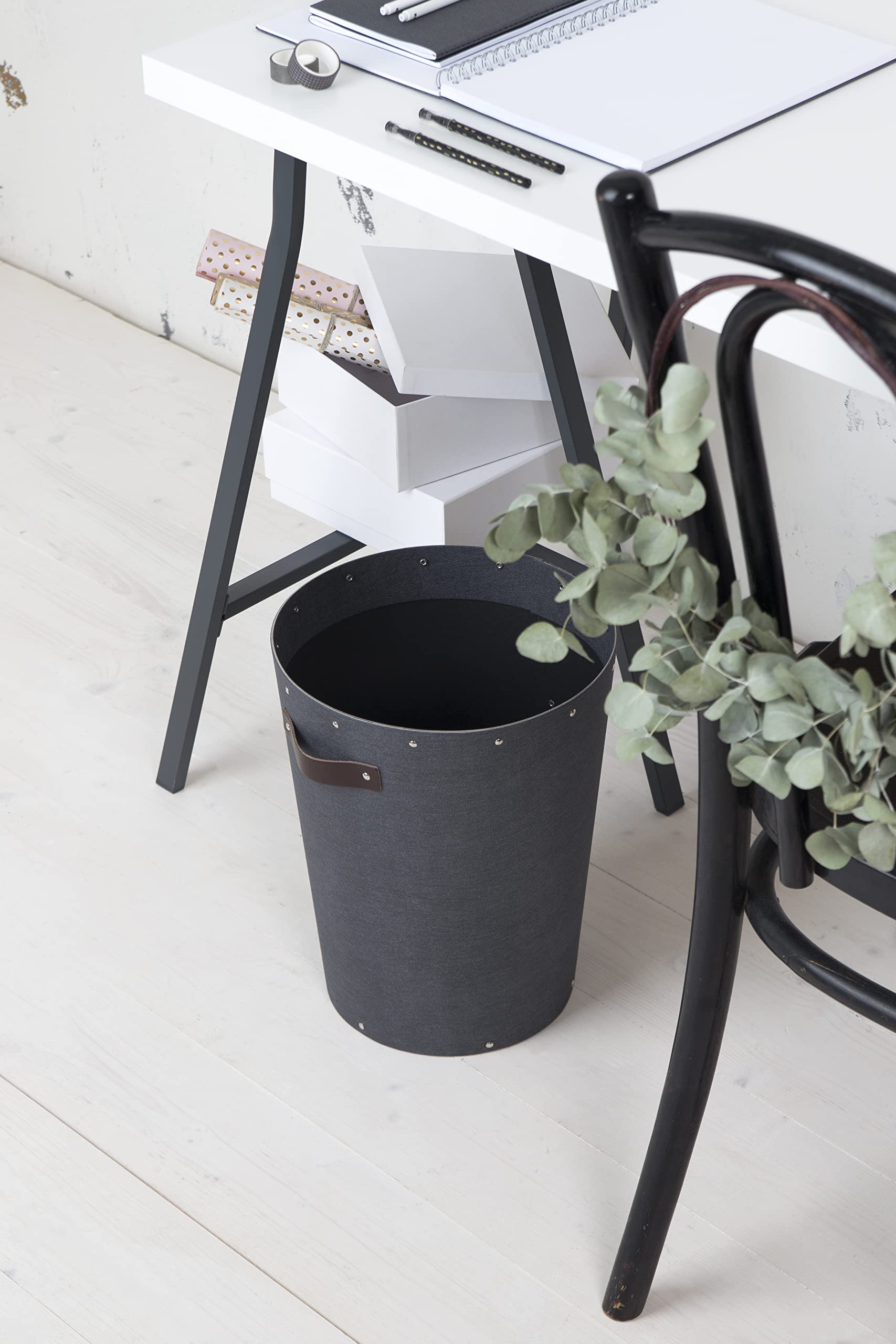 Bigso Box of Sweden Kosz na śmieci do biura – kosz na śmieci z uchwytem skórzanym do nowoczesnych wnętrz – kosz biurowy z płyty pilśniowej z recyklingu, czarny