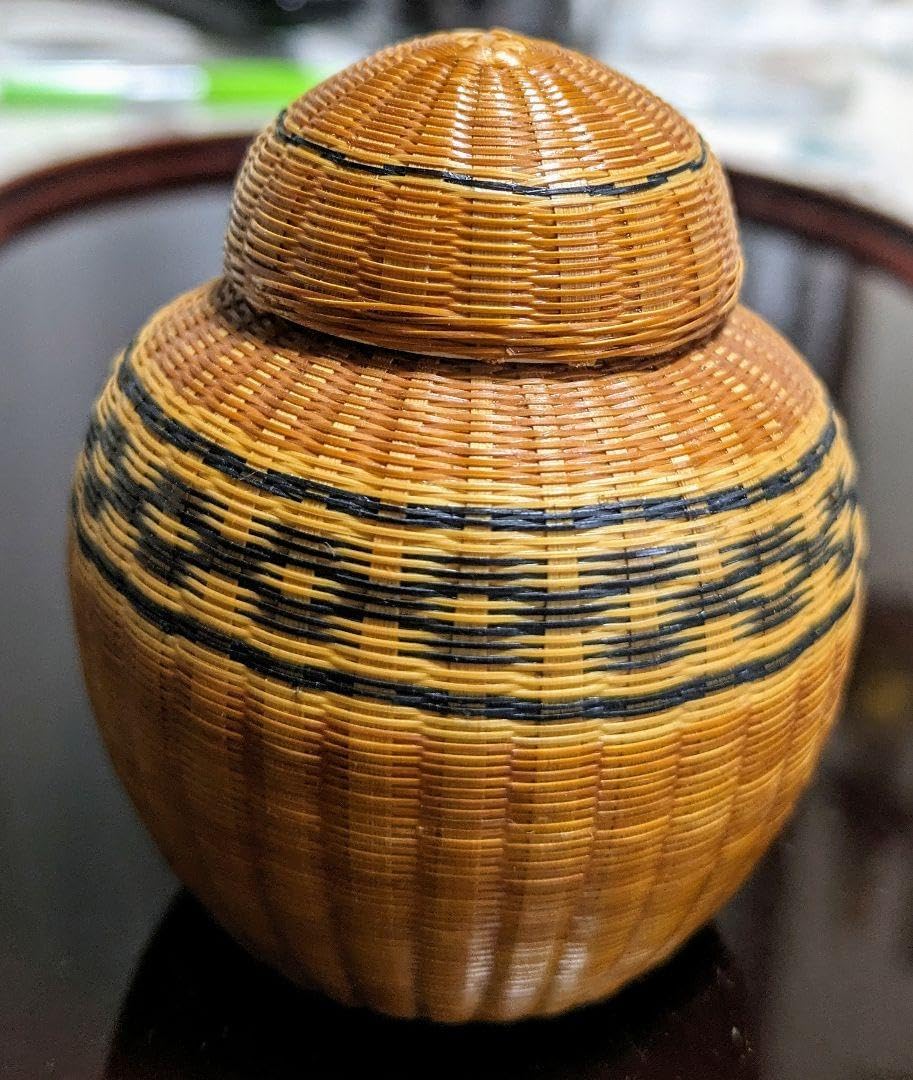 珍蔵から謎の美しいシルエットの赤い壺、壷が出て来ました、水差し