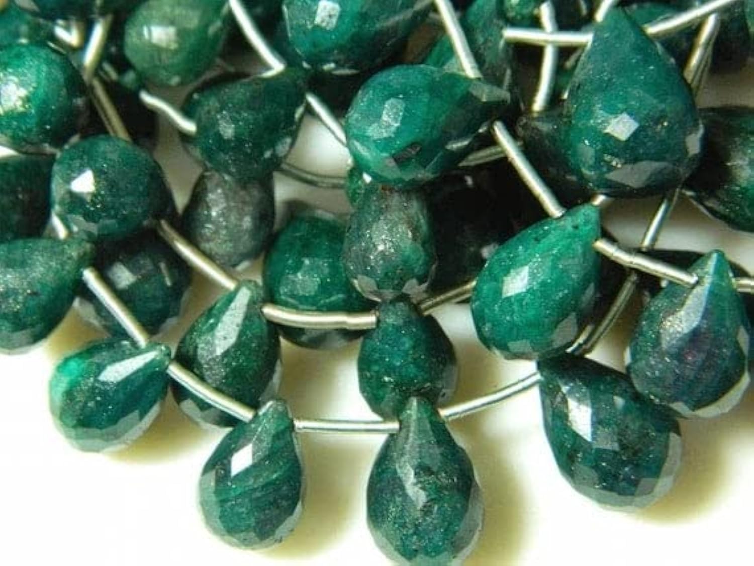Perles émeraude corindon vert pour création de bijoux fait main, briolettes gouttes 18 pièces