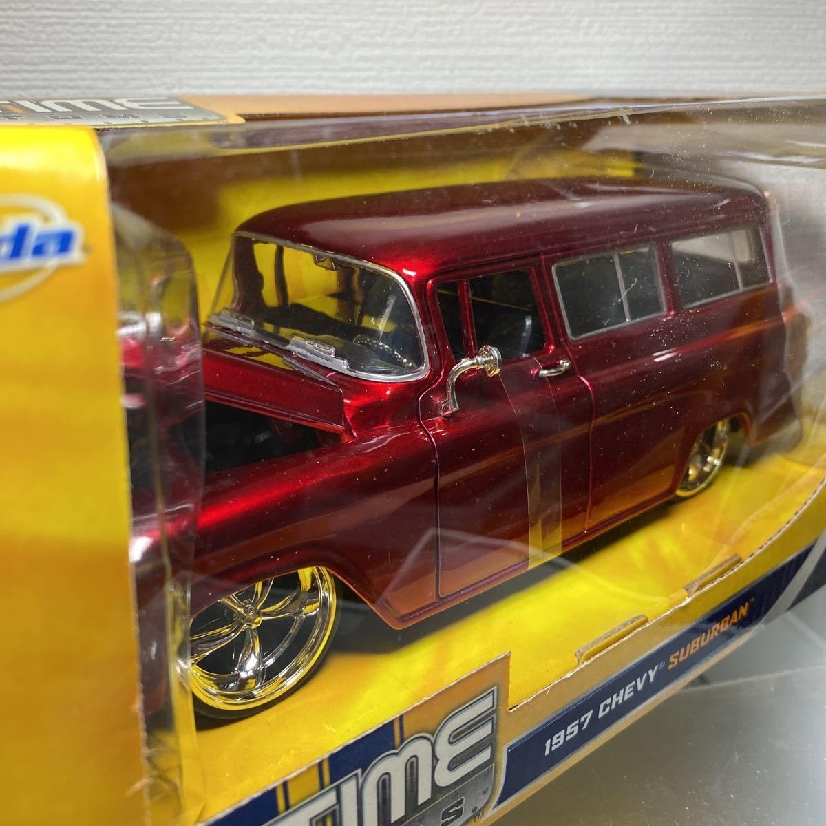 Jada toys シボレー サバーバン 1/24 ミニカー Amazon.co.jp: 《 》1 24 サバーバン ミニカー JADA TOYS : おもちゃ